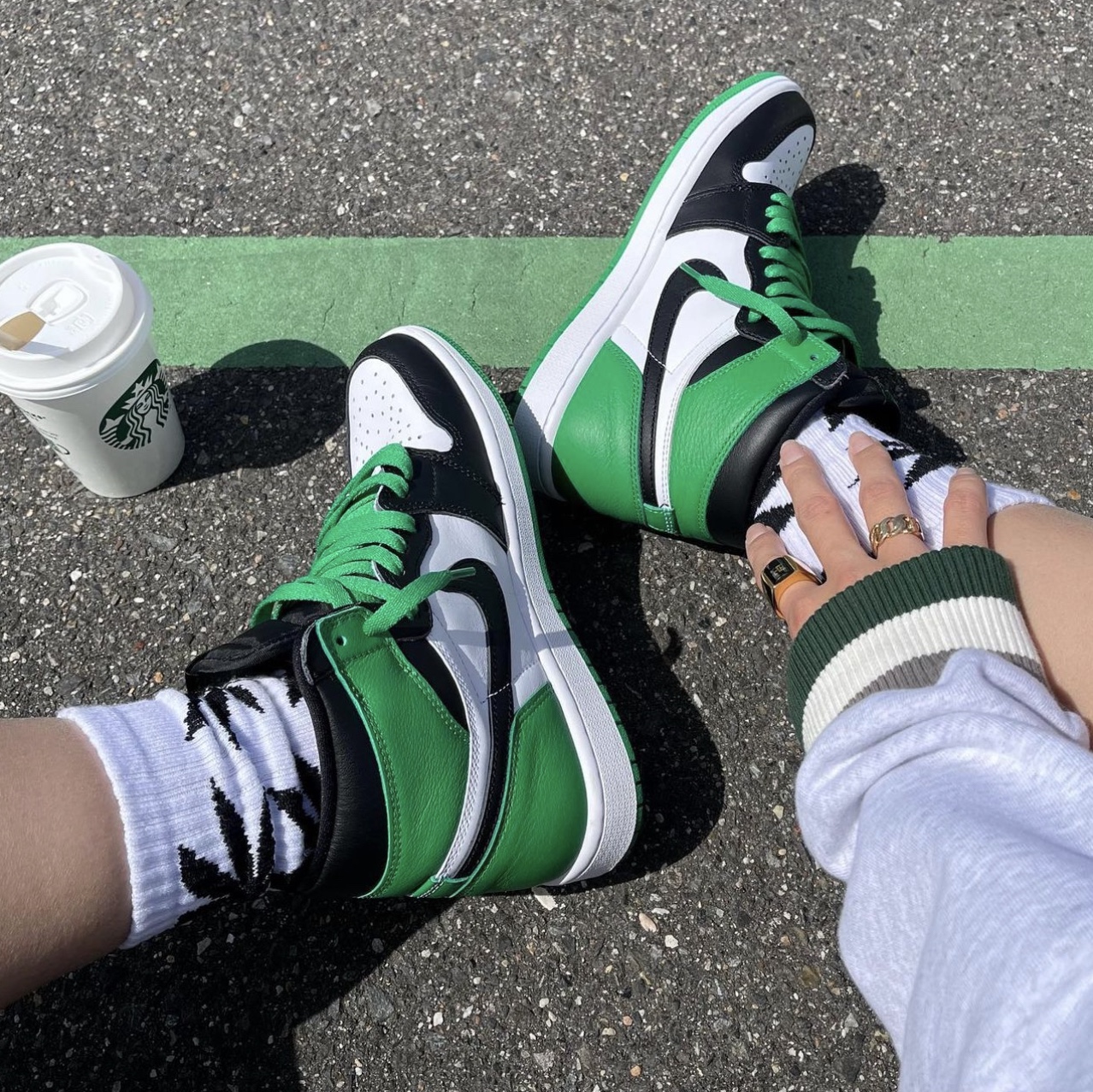 Jordan 1 Retro High OG Black and Lucky Green 착용 스타일 - 1