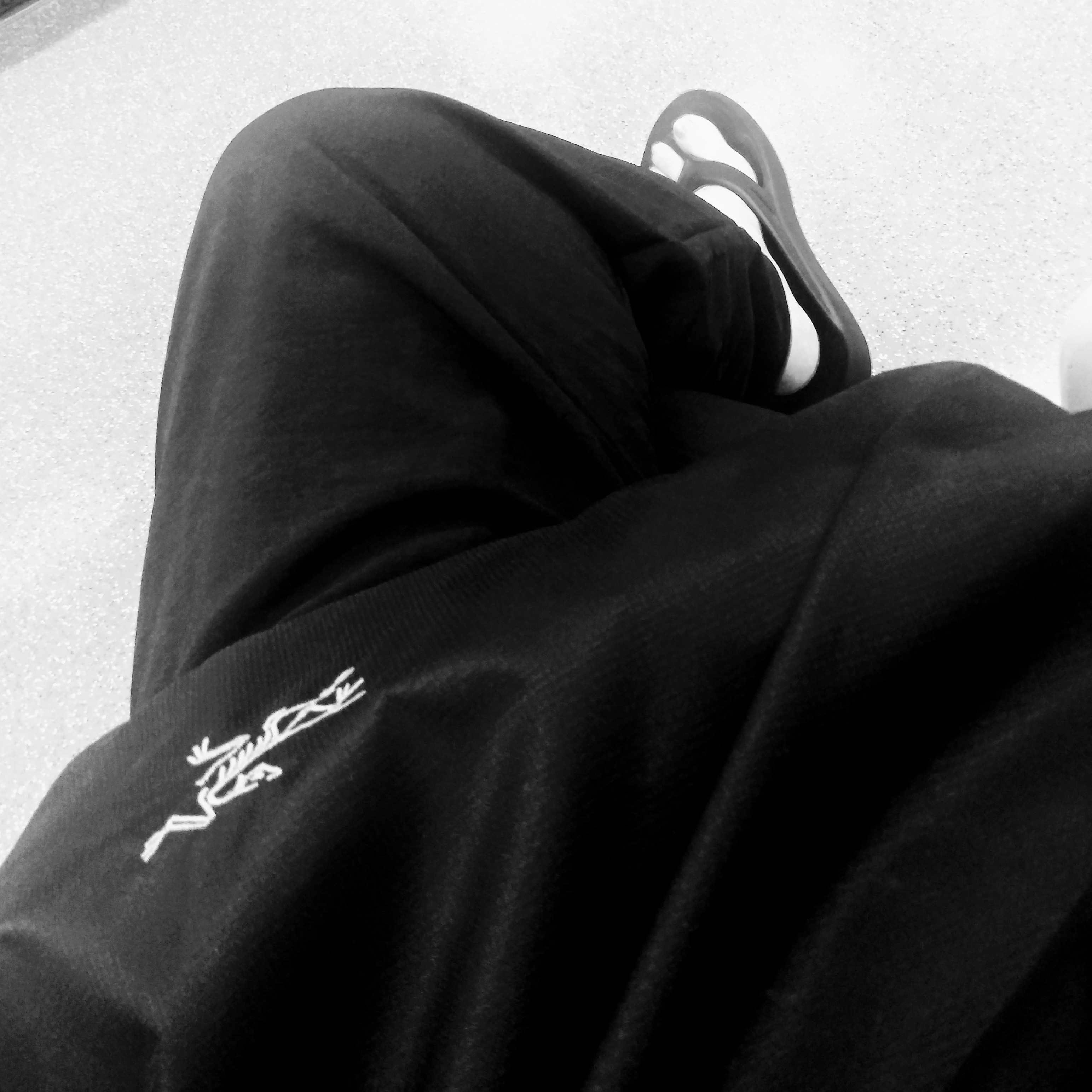 Arc'teryx Heliad 12 Tote Black, Oofos OOriginal Black 착용 스타일