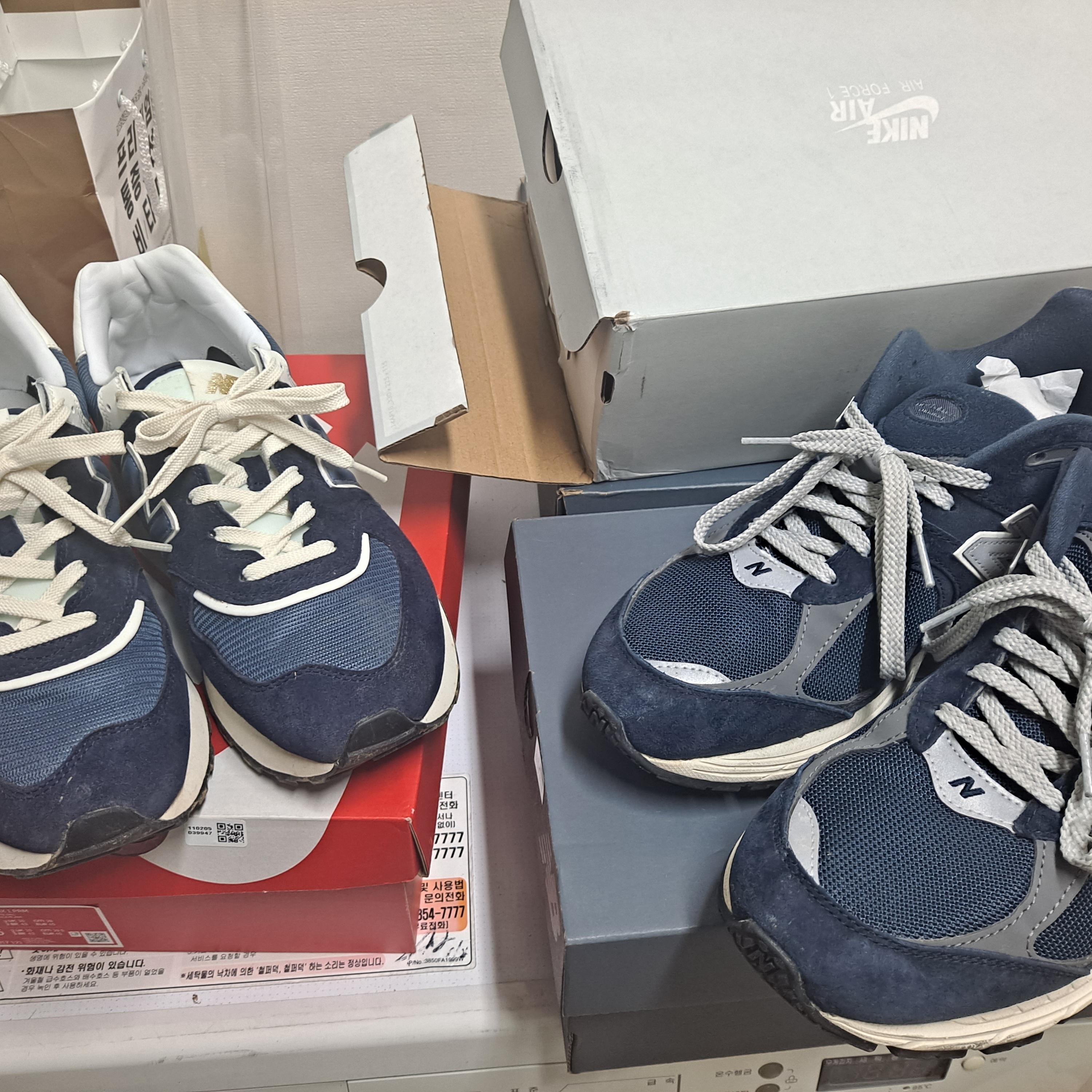 New Balance 2002R Eclipse Castlerock, New Balance 574 Legacy Navy 착용 스타일
