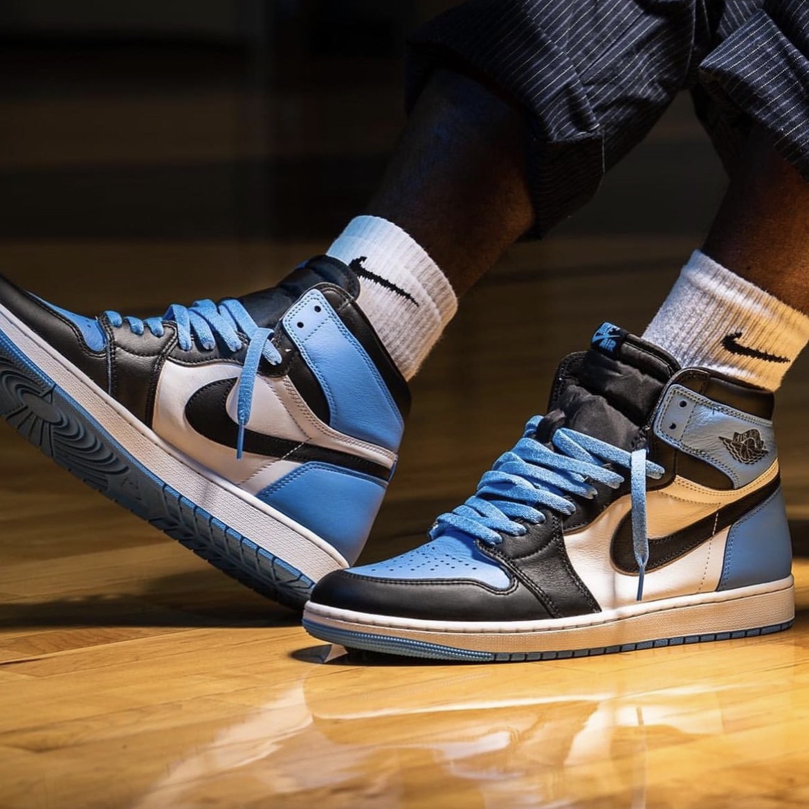 Jordan 1 Retro High OG University Blue 착용 스타일 - 4
