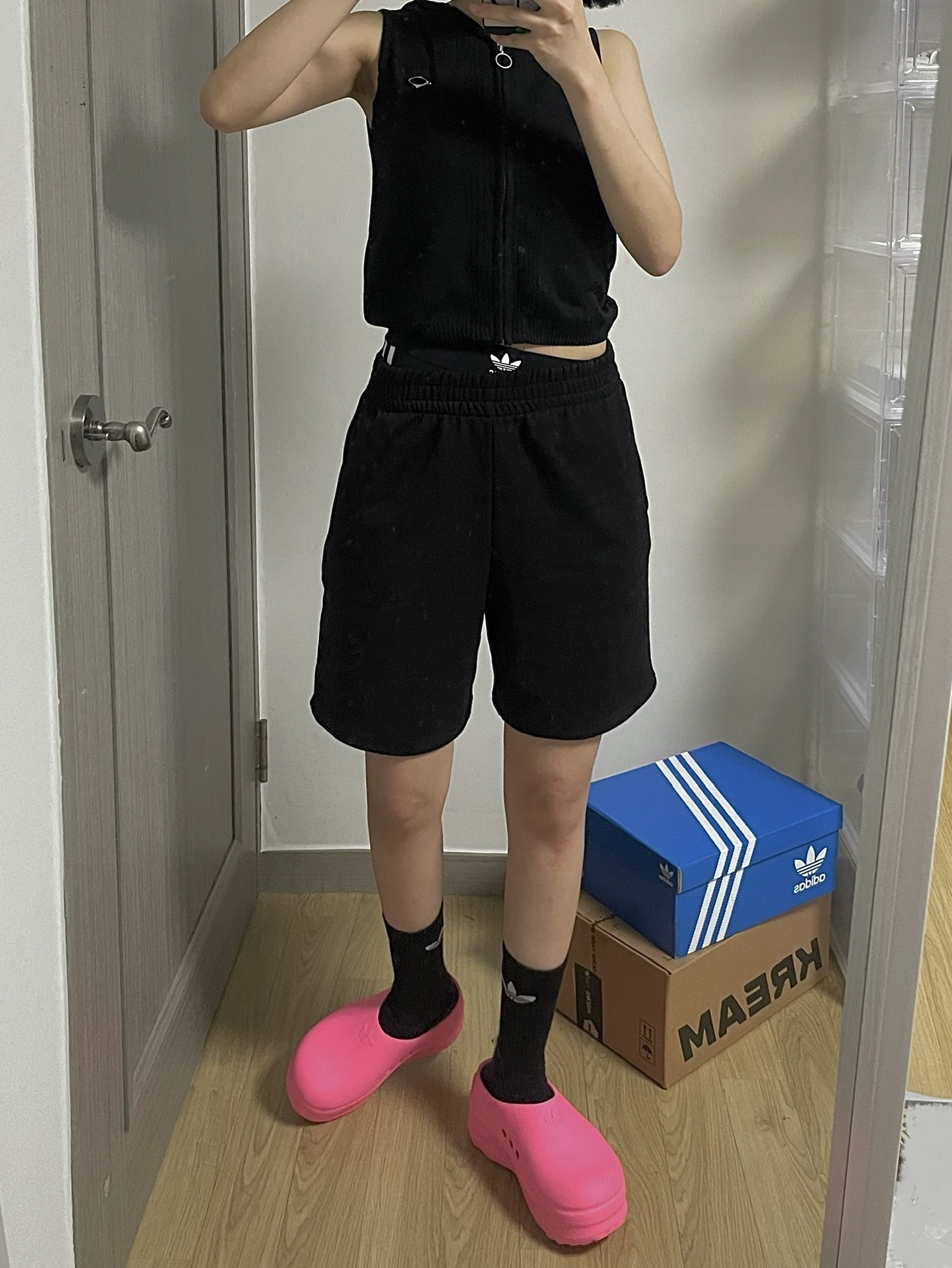 (W) Adidas Adifom Stan Smith Mule Lucid Pink, (W) Mischief Rhombus Hooded Knit Vest Black 착용 스타일 - 1