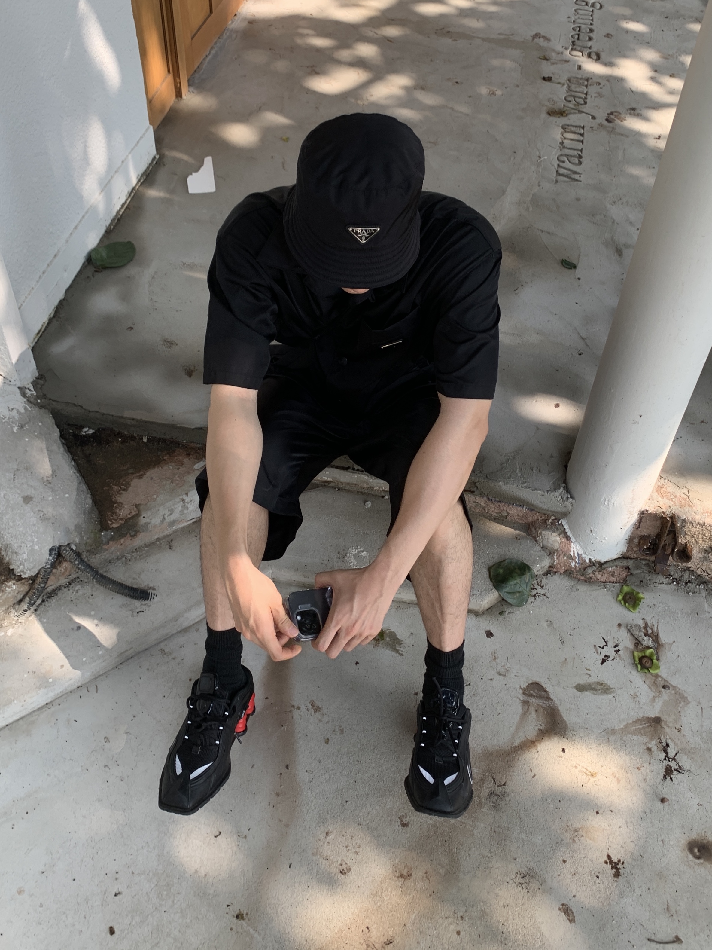 Nike x Martine Rose Shox MR4 Black, Prada Re-Nylon Bucket Hat Black 착용 스타일 - 2