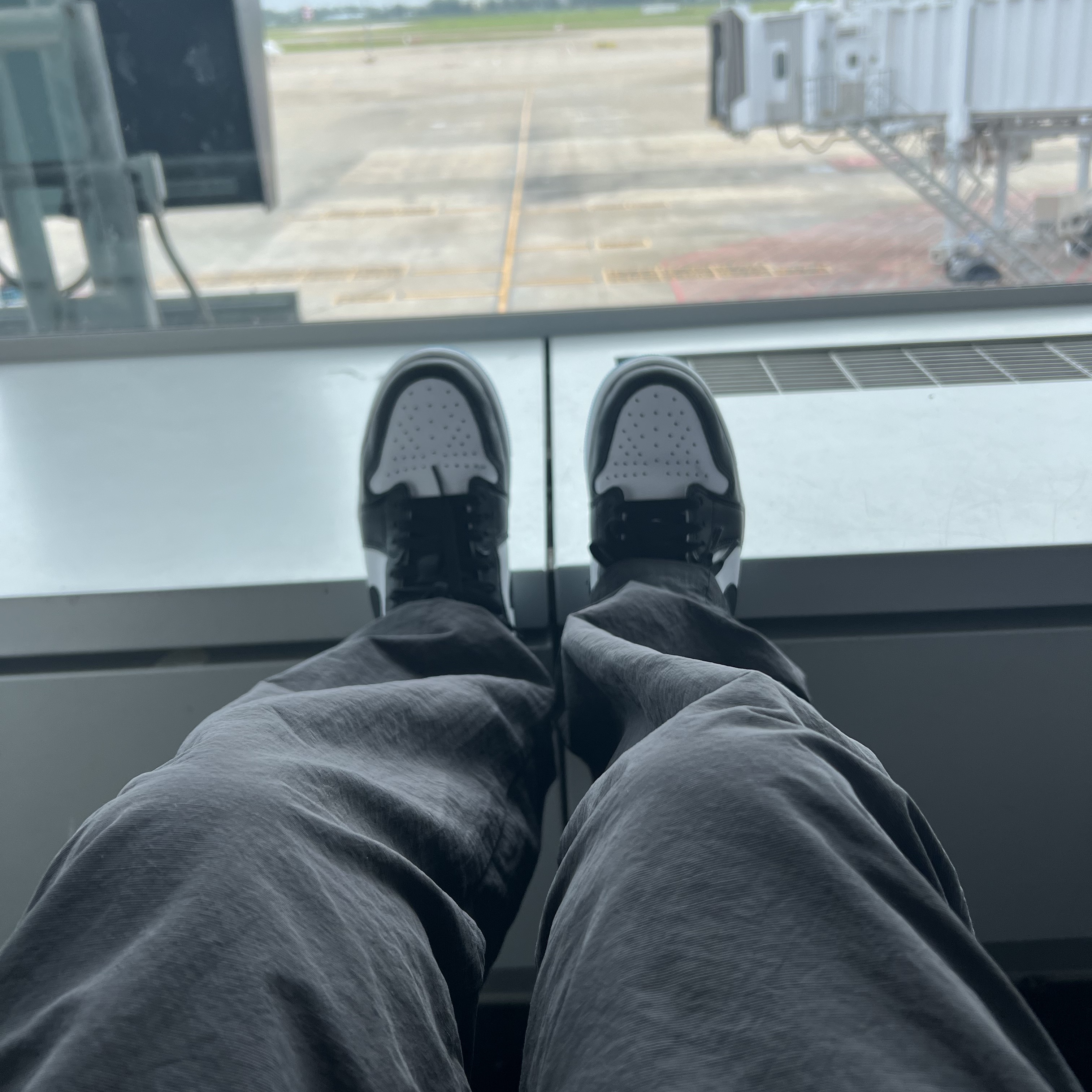 Jordan 1 Retro Low OG Black and Dark Powder Blue 착용 스타일