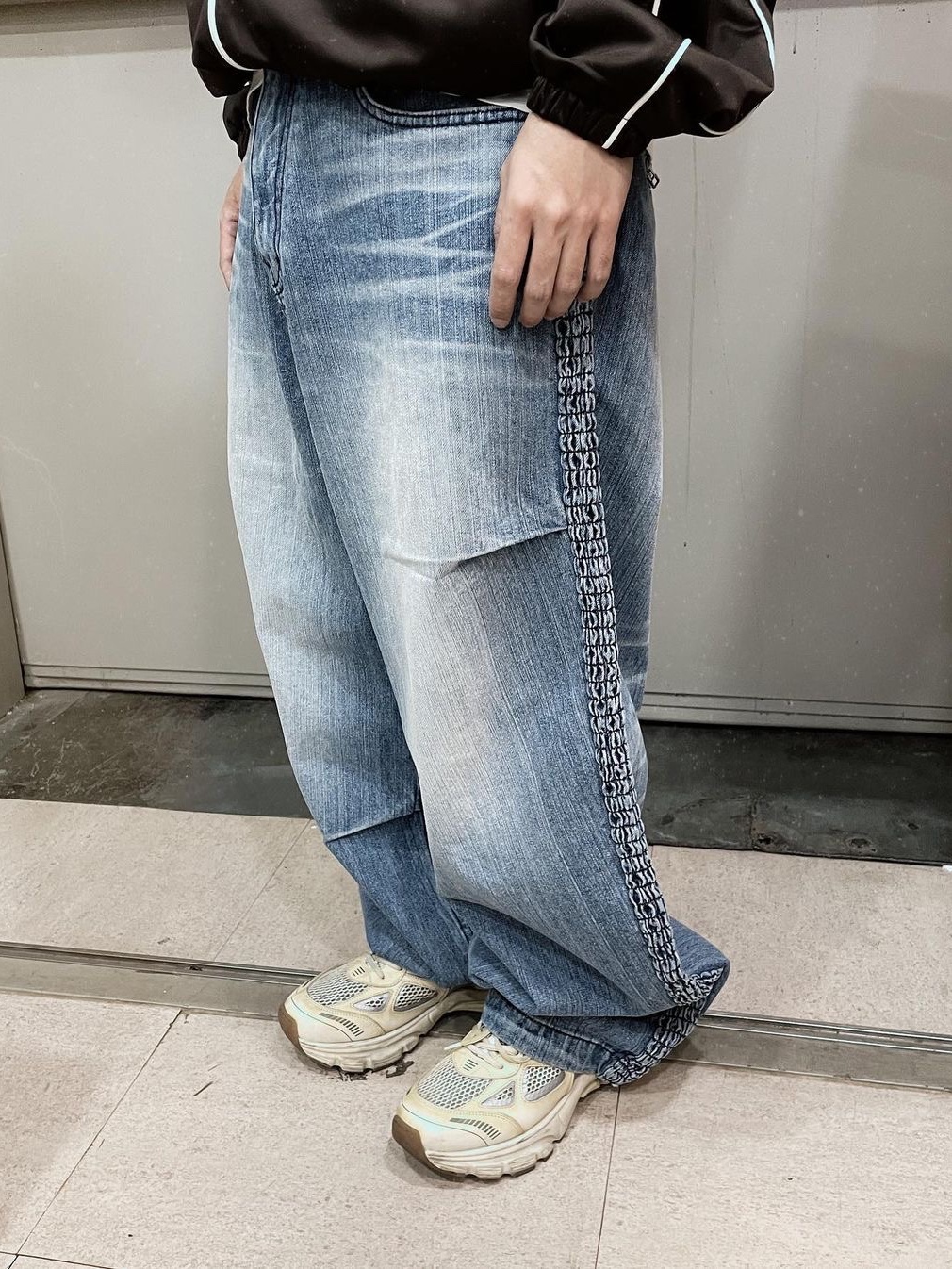 [KREAM 단독] Etce Smocking Baggy Jean Blue 착용 스타일 - 1
