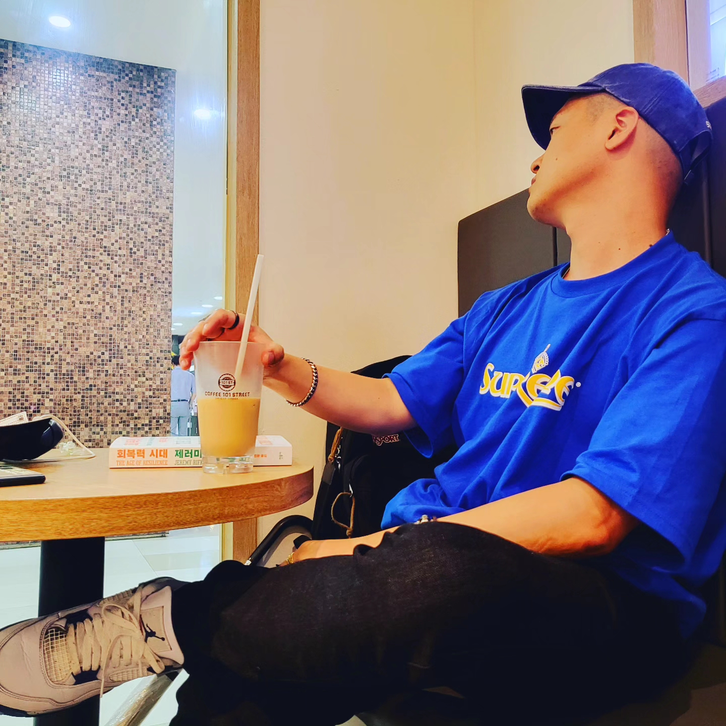 Supreme Crown T-Shirt Royal - 23SS, Supreme Pigment Canvas S Logo 6-Panel Navy - 23SS 착용 스타일 - 1