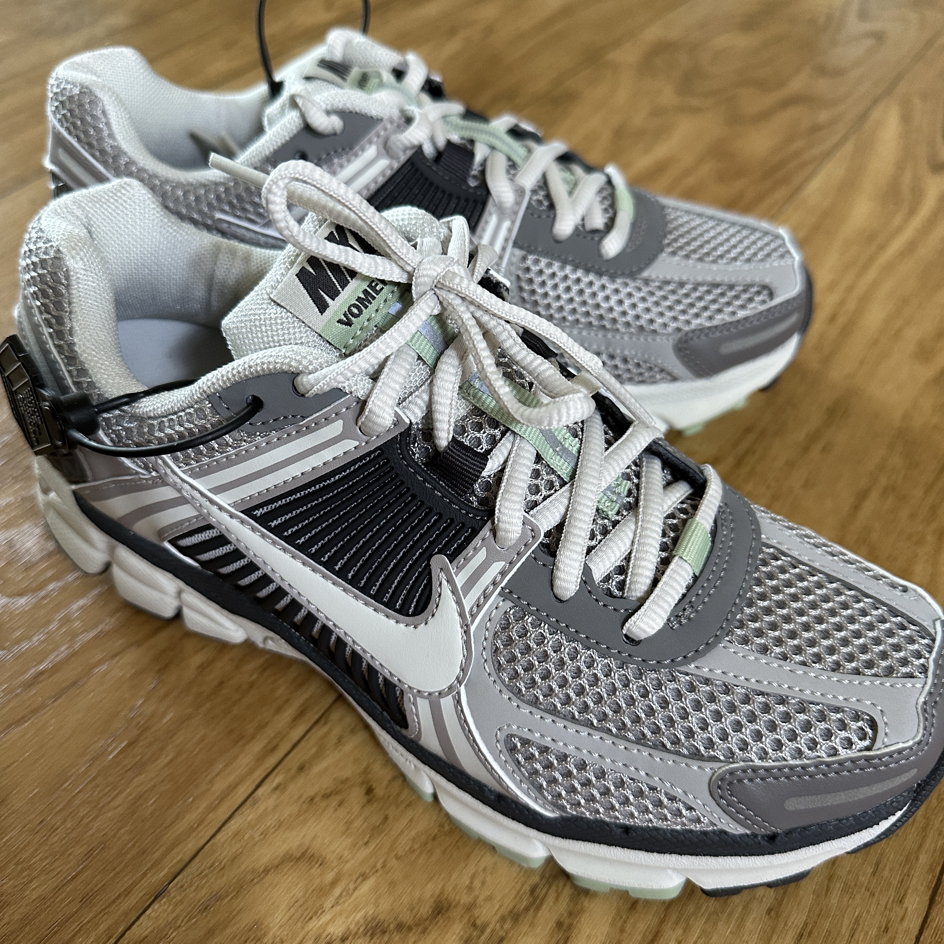 (W) Nike Zoom Vomero 5 Cobblestone and Flat Pewter 착용 스타일