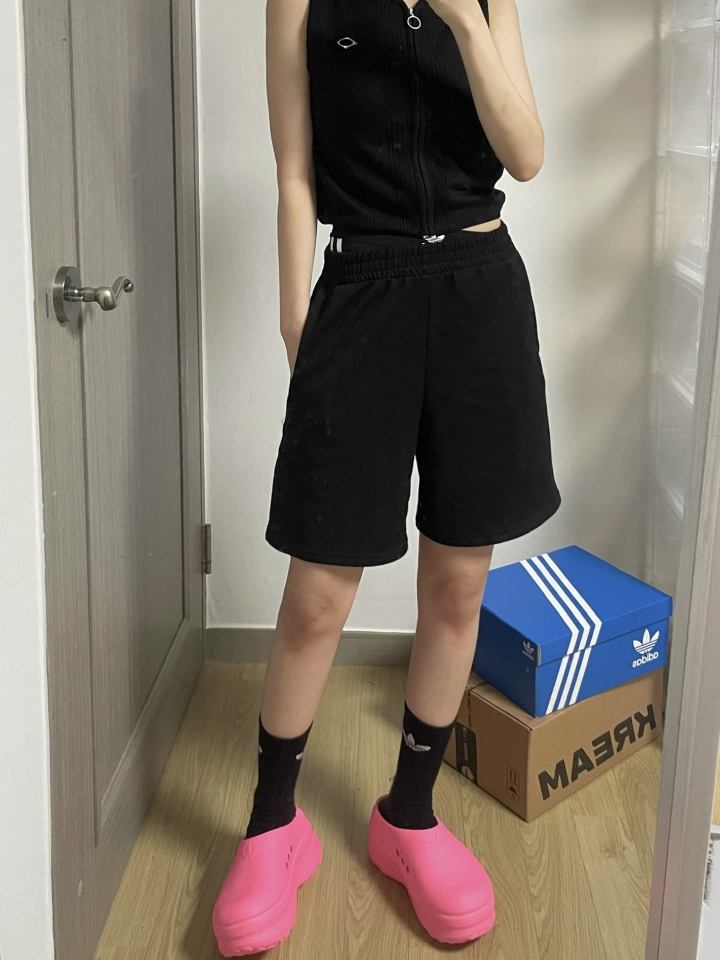 (W) Adidas Adifom Stan Smith Mule Lucid Pink, (W) Mischief Rhombus Hooded Knit Vest Black 착용 스타일 - 2