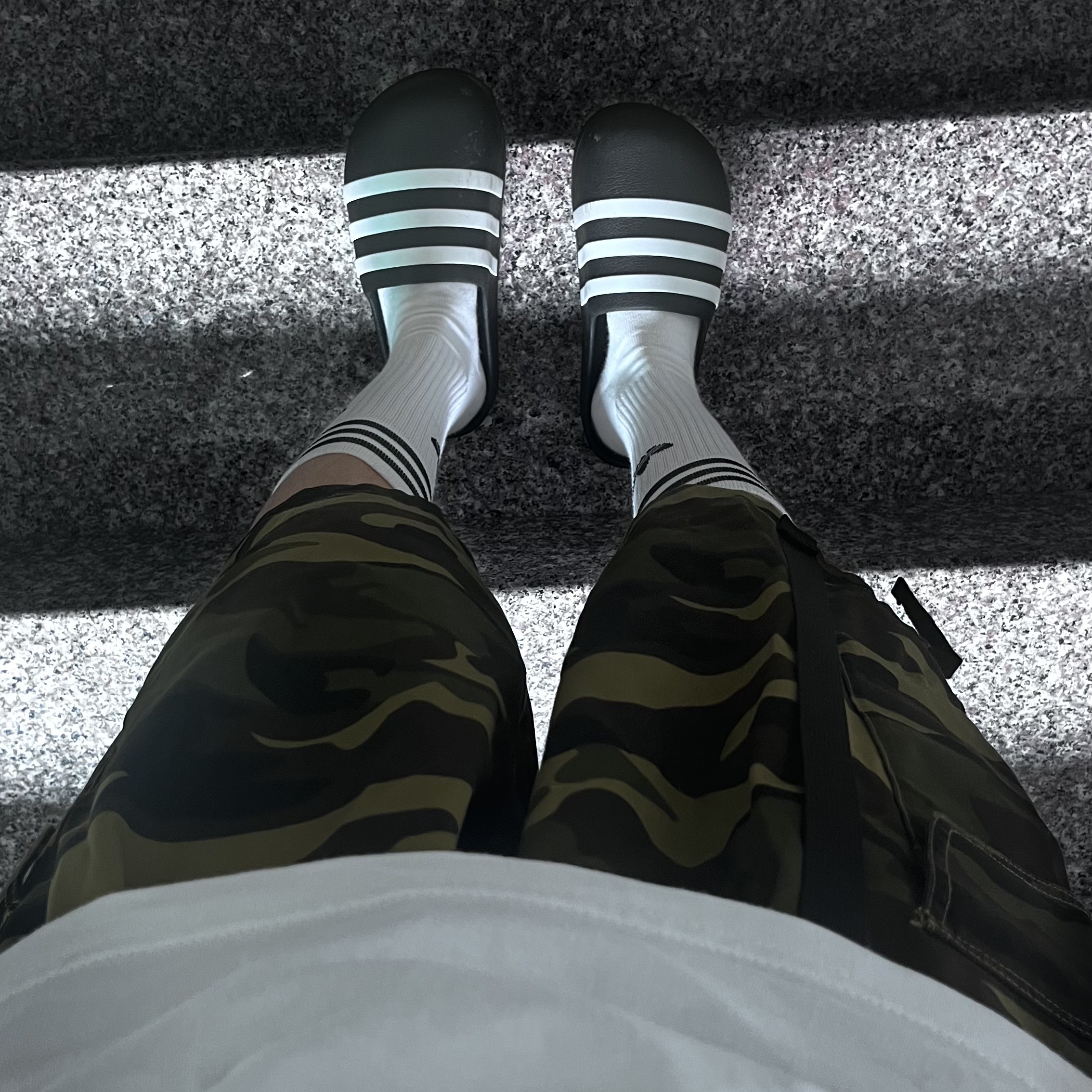 Adidas Adifom Adilette Slides Core Black 착용 스타일 - 1