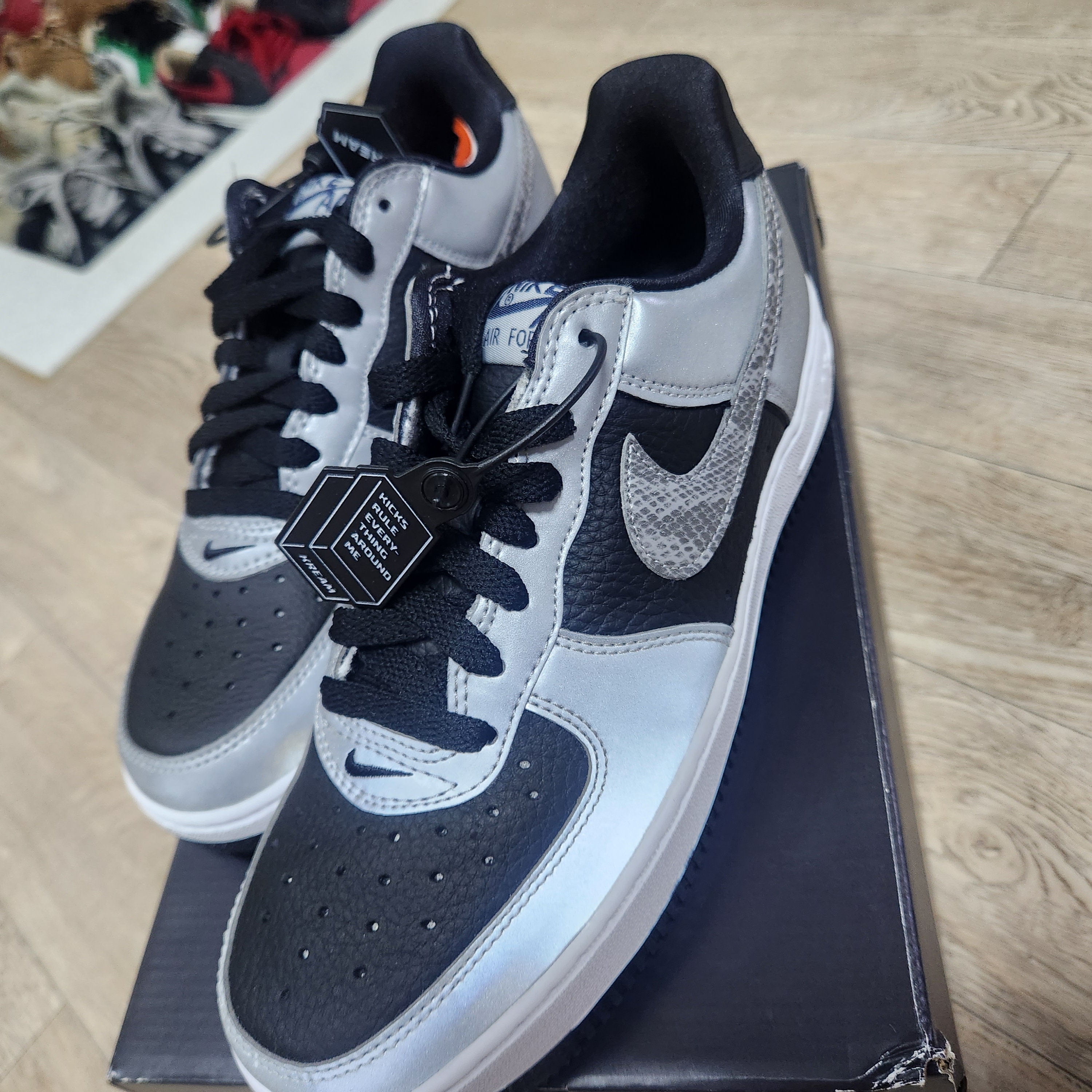 Nike Air Force 1 B Silver Snake 착용 스타일 - 4