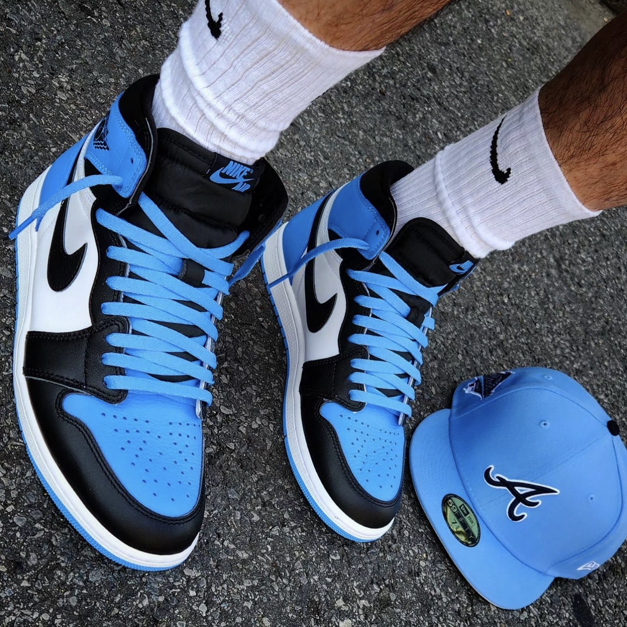 Jordan 1 Retro High OG University Blue 착용 스타일 - 3
