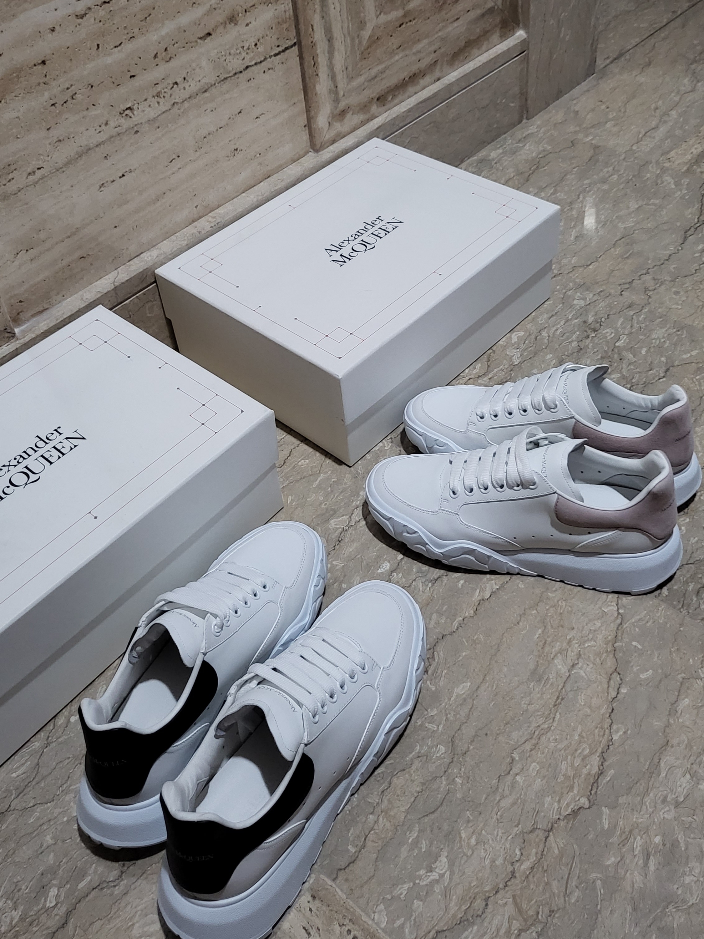 Alexander McQueen Court Trainer White Black 착용 스타일 - 2