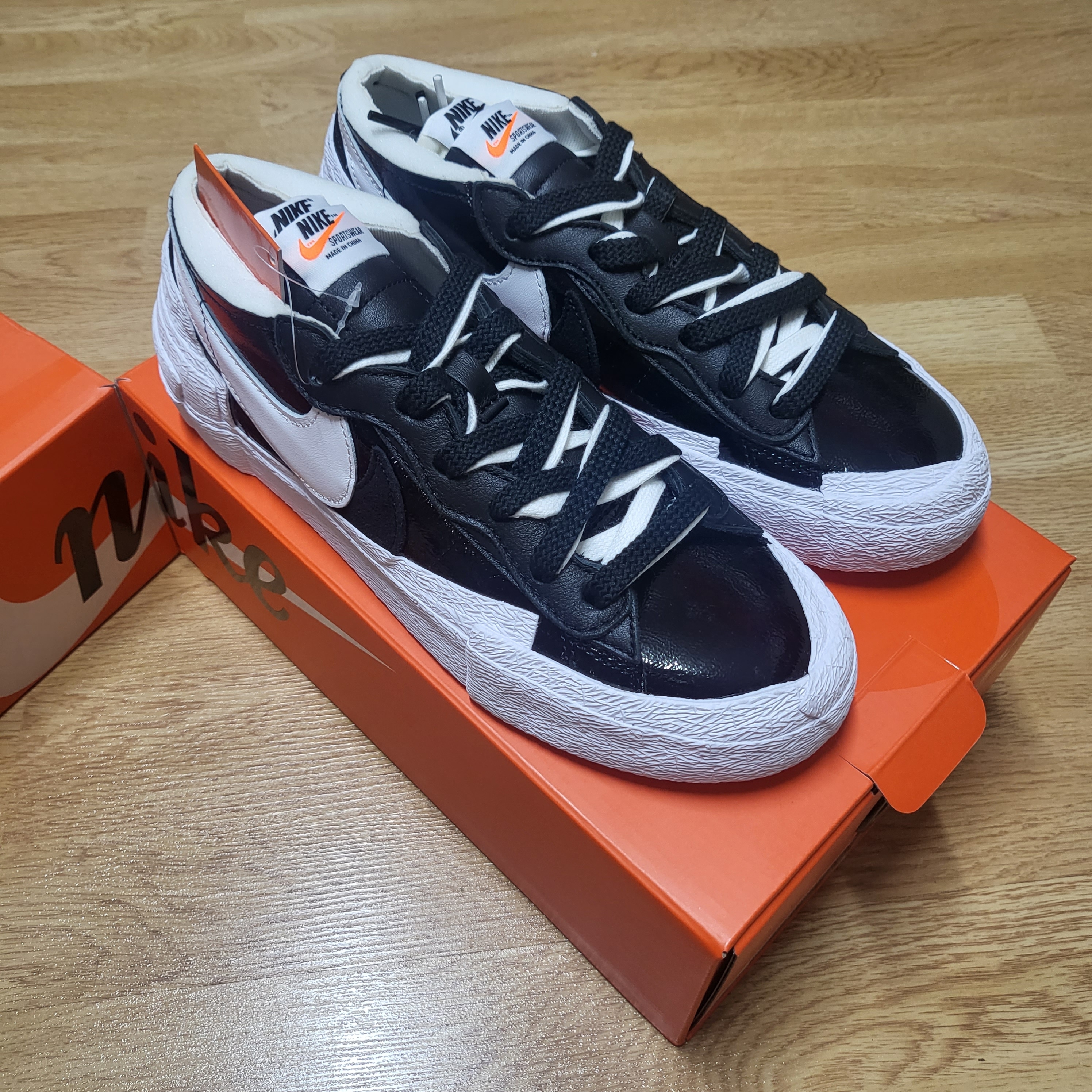 Nike x Sacai Blazer Low Black Patent Leather 착용 스타일 - 4