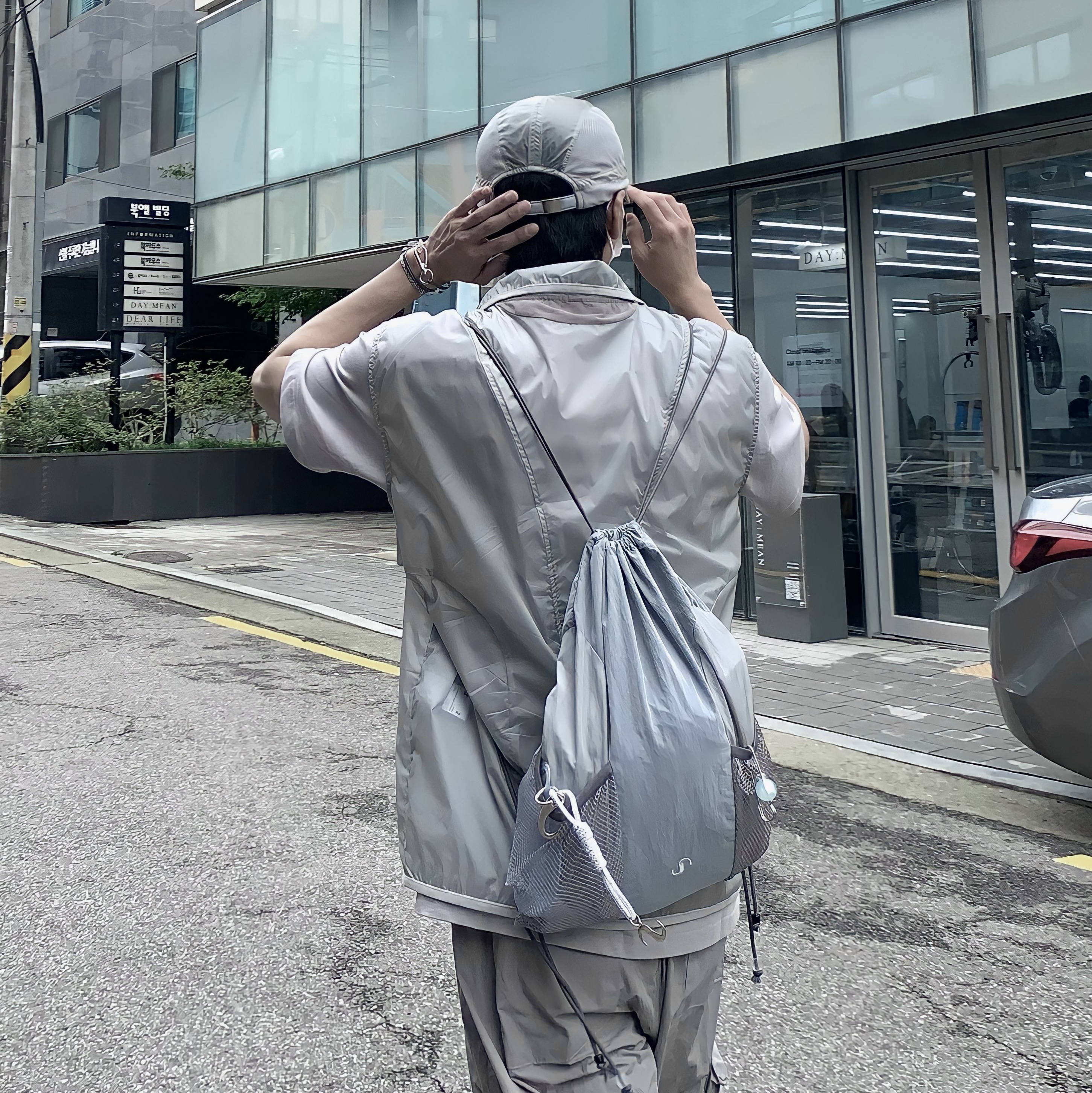 Maison Margiela Tabi Silver Foil Suede Sneakers White 착용 스타일 - 4