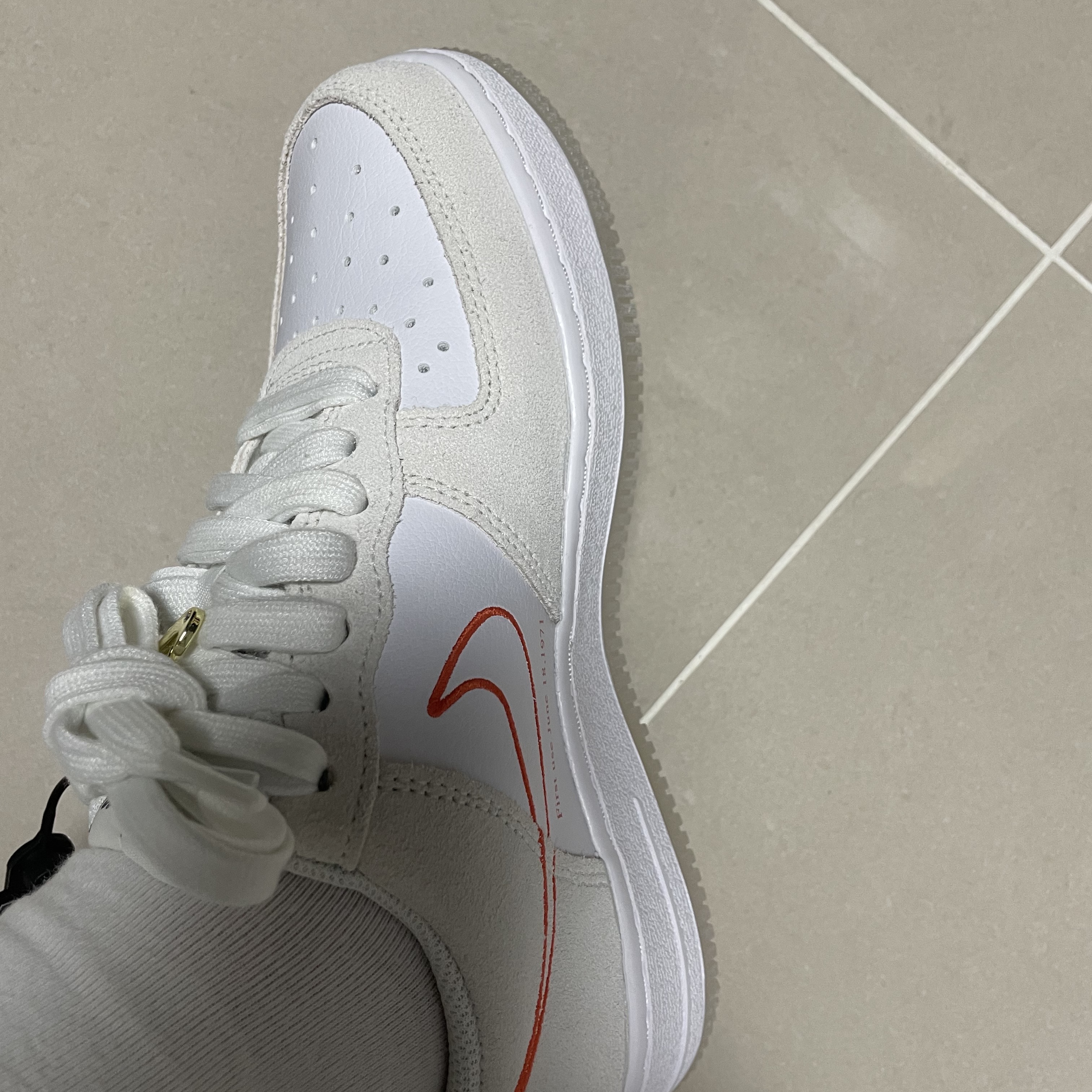(W) Nike Air Force 1 '07 SE First Use Orange Sail 착용 스타일 - 2