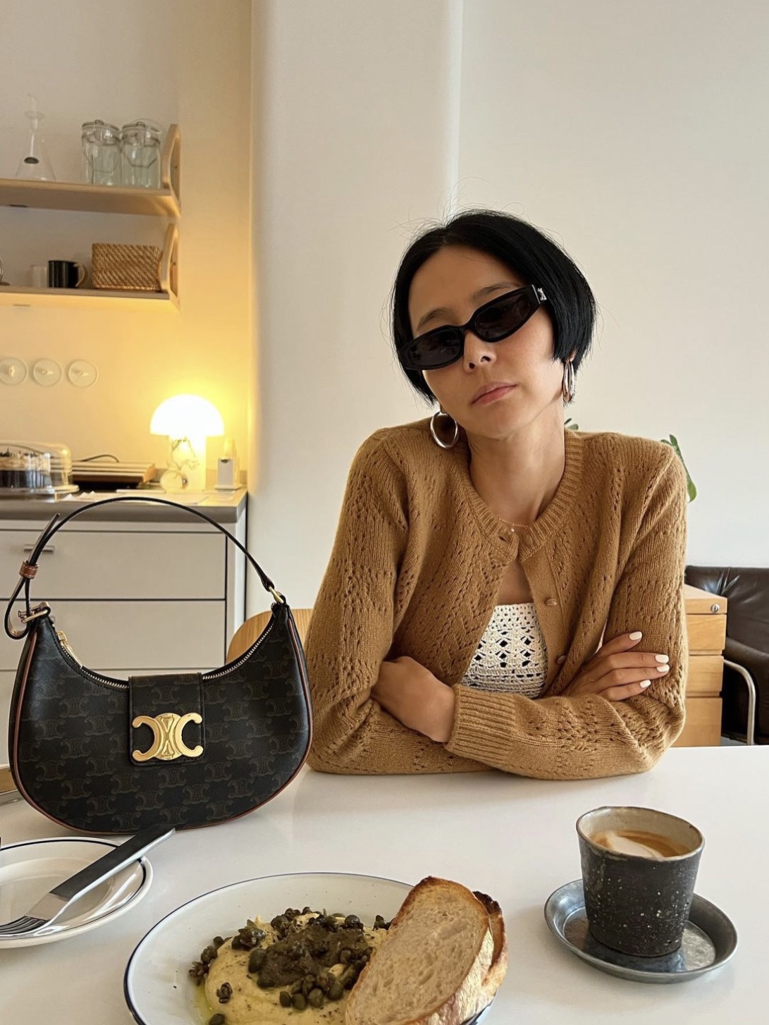 Celine Medium Ava Triomphe Bag in Triomphe Canvas Calfskin Tan 착용 스타일 - 3