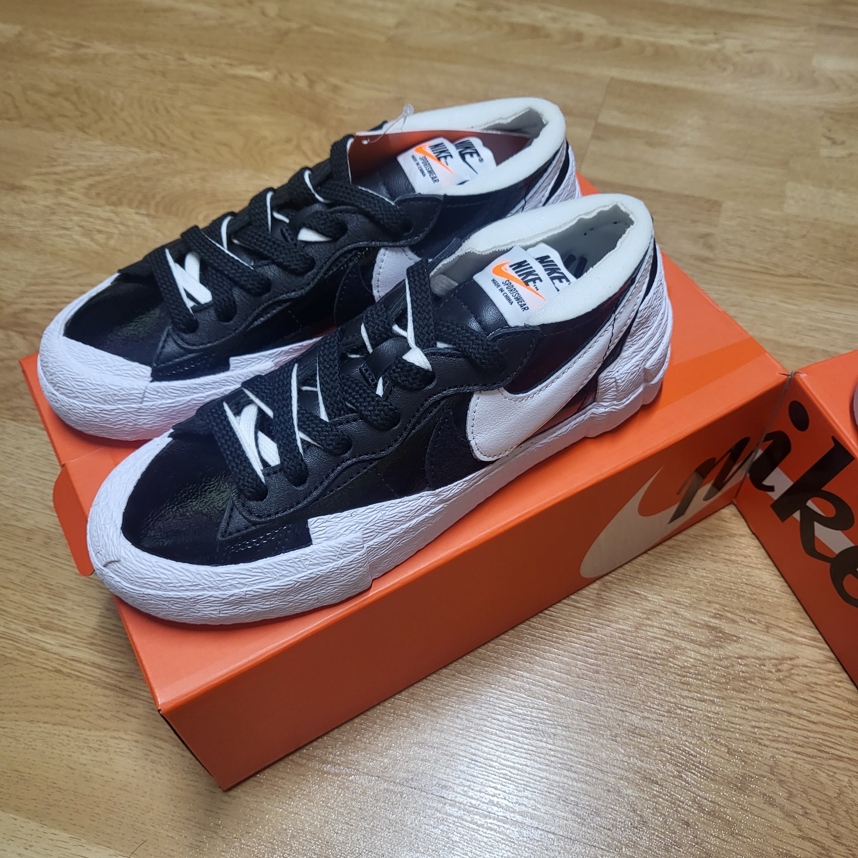 Nike x Sacai Blazer Low Black Patent Leather 착용 스타일 - 3