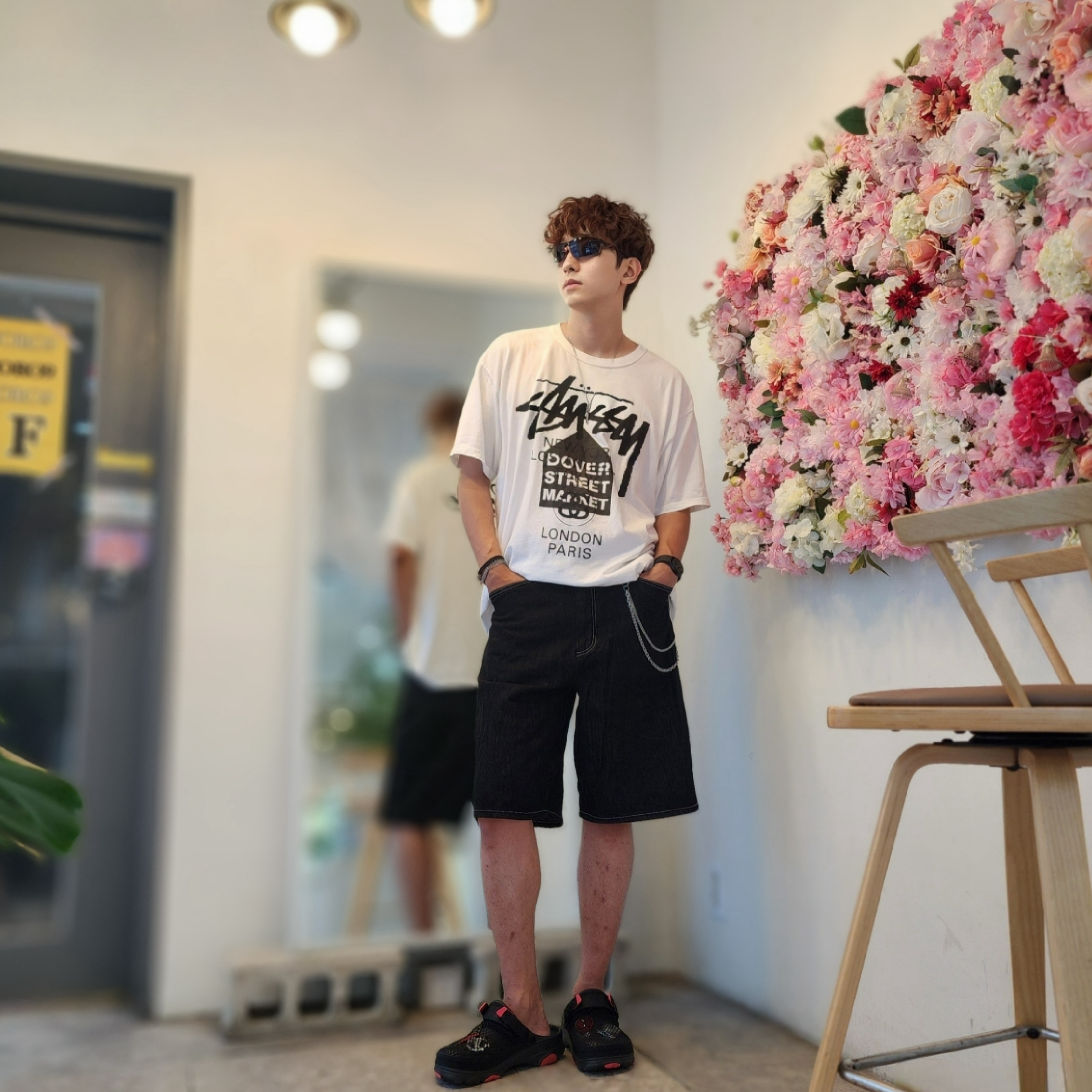 Stussy DSM World Tour T-Shirt White, Crocs x Staple Classic All Terrain Clog Black 착용 스타일 - 3