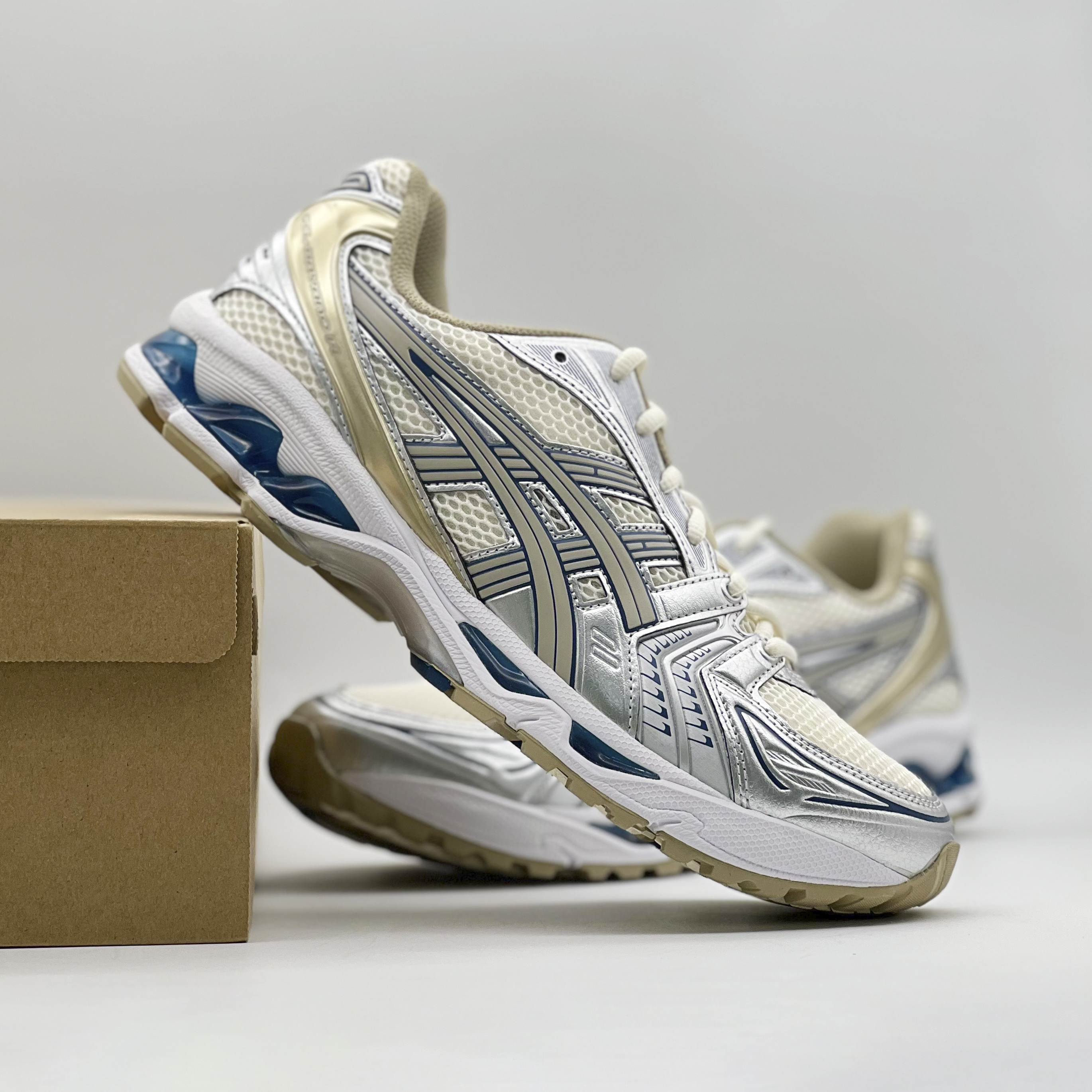 Asics Gel-Kayano 14 Cream Pure Silver 착용 스타일 - 3