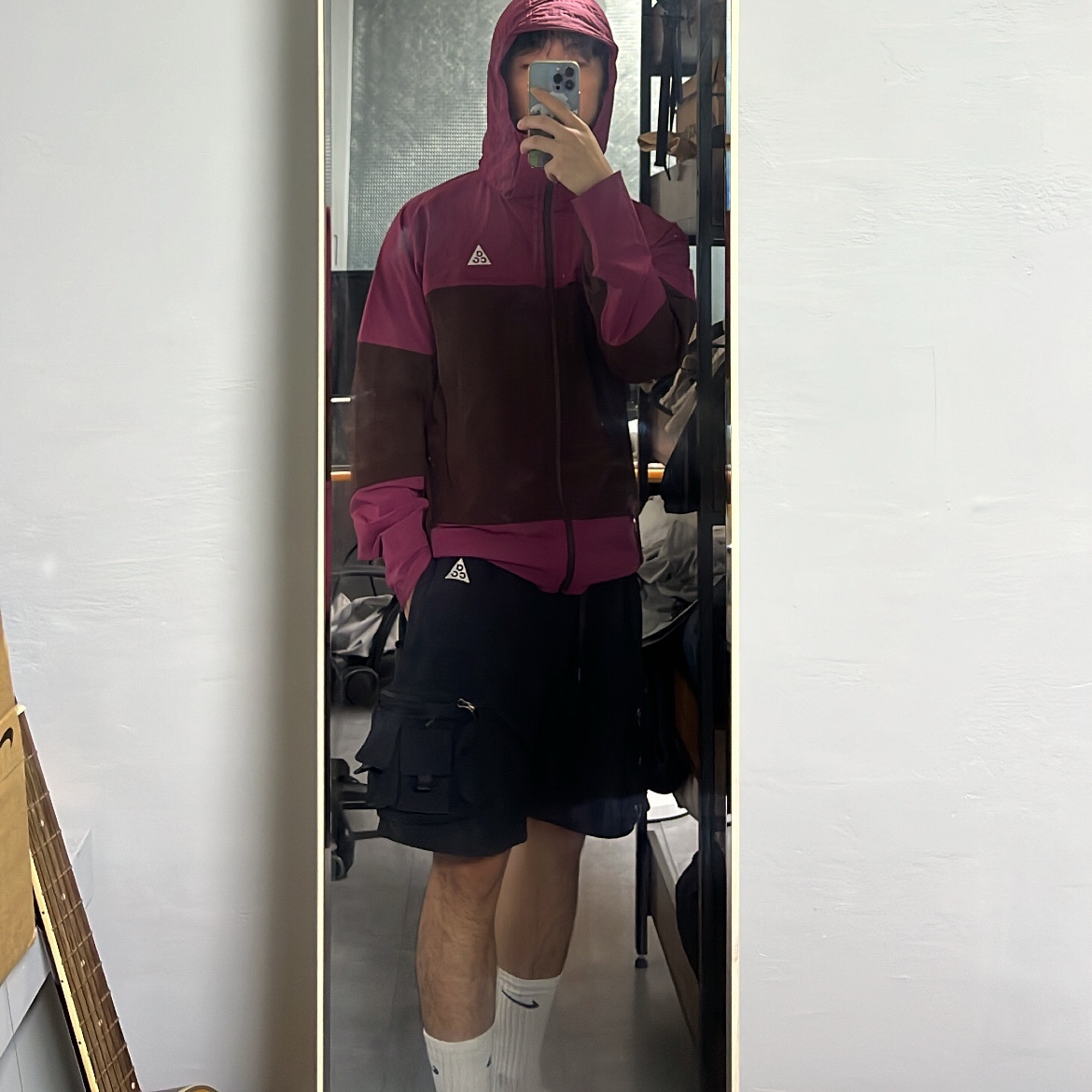 Nike ACG Sun Farer Jacket Rosewood - Asia, Nike ACG Cargo Shorts Black - Asia 착용 스타일