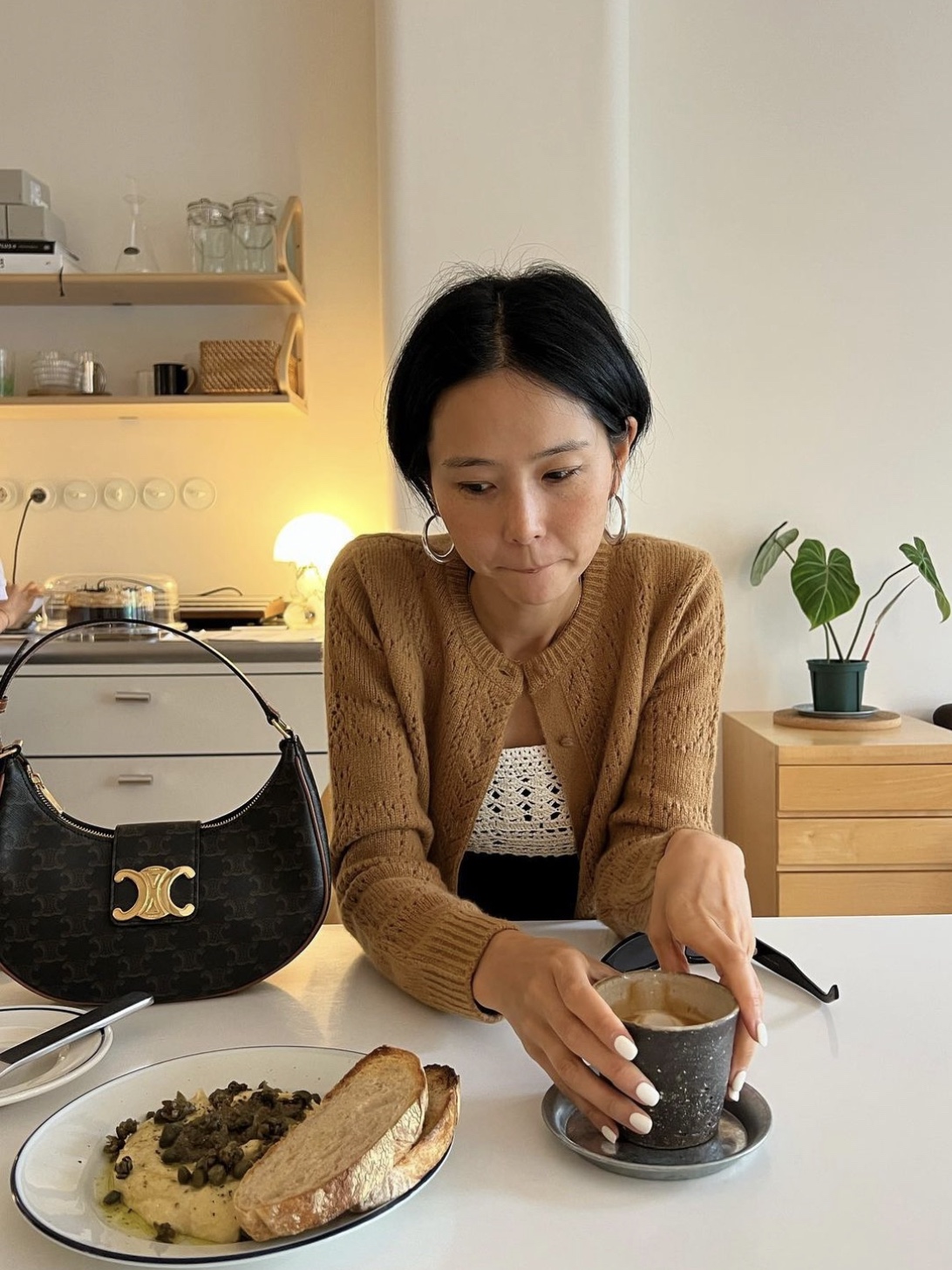 Celine Medium Ava Triomphe Bag in Triomphe Canvas Calfskin Tan 착용 스타일 - 2