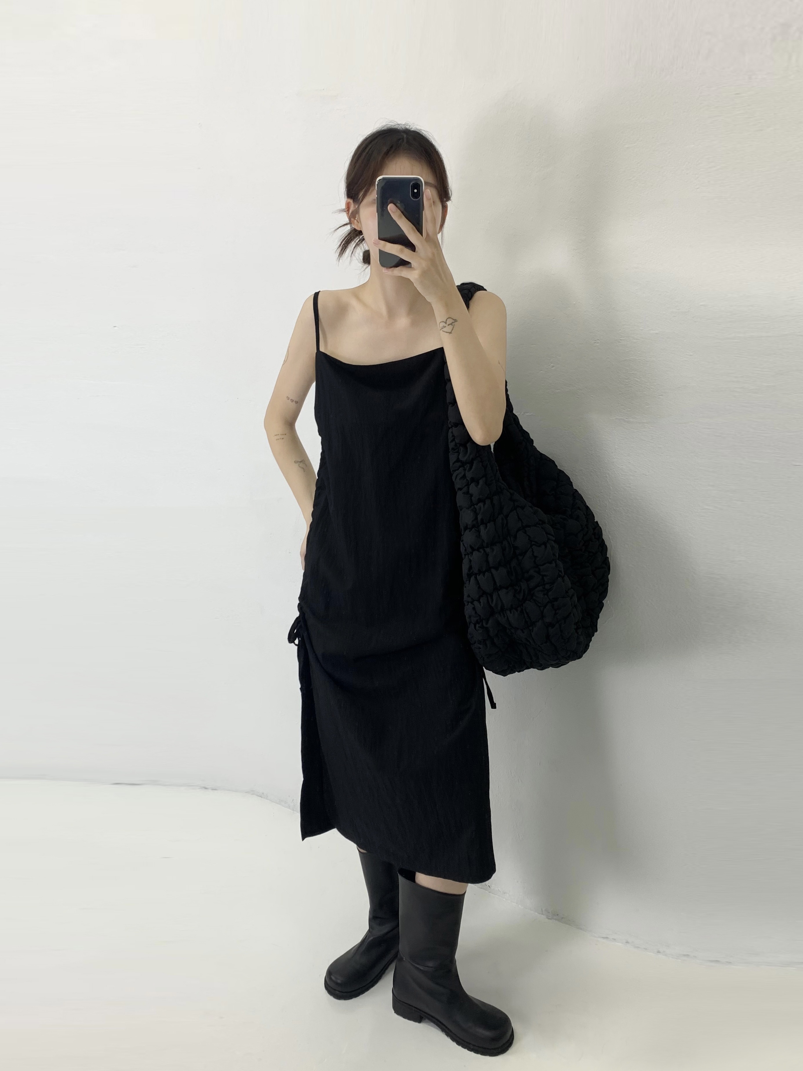 COS Quilted Oversized Shoulder Bag Black 착용 스타일
