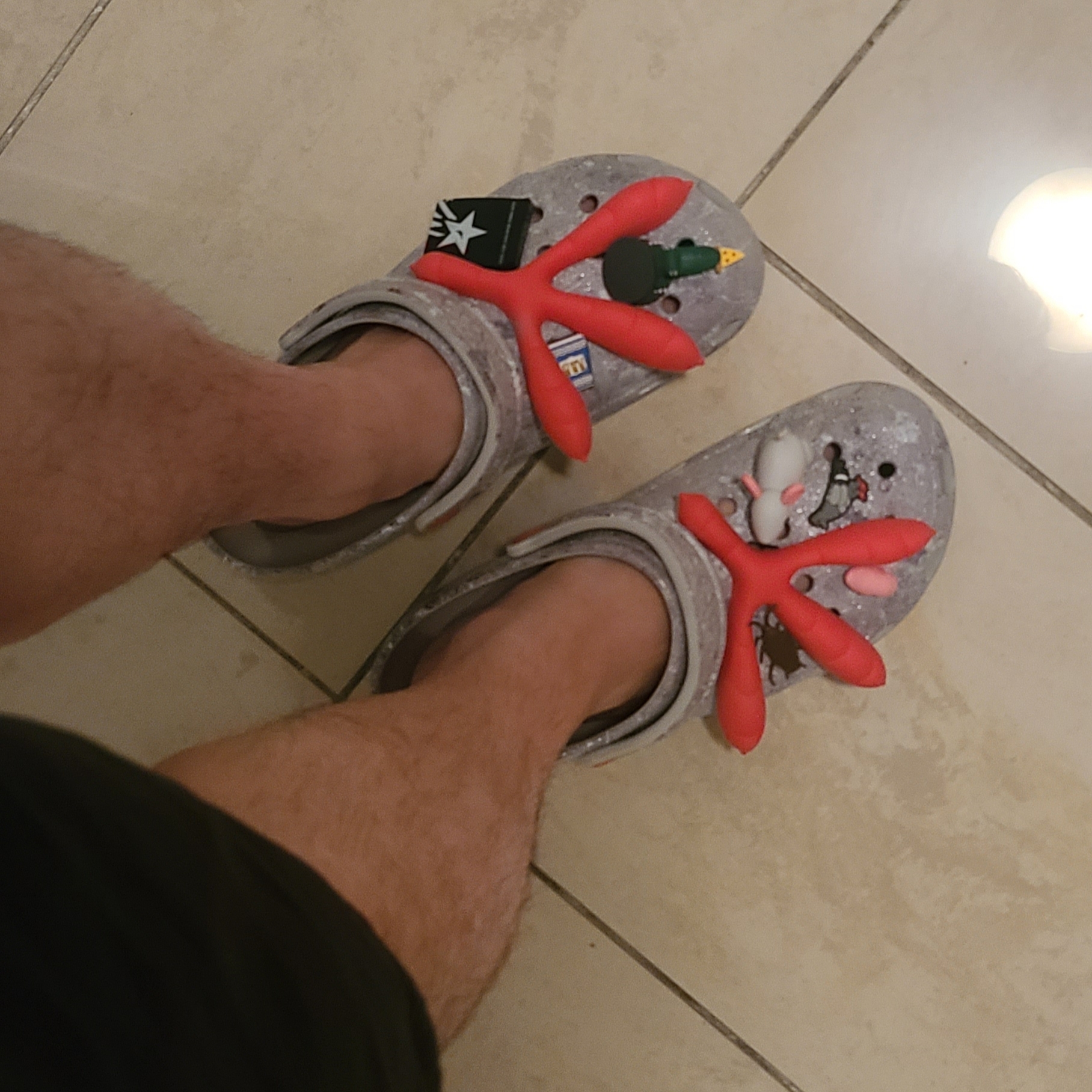 Crocs x Staple Classic Clog Grey Red 착용 스타일