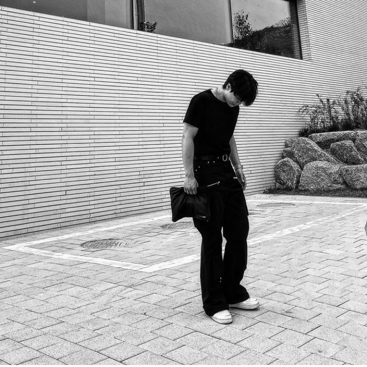 [KREAM 단독] OMO Double Pocket Bootscut Pants Black 착용 스타일 - 2