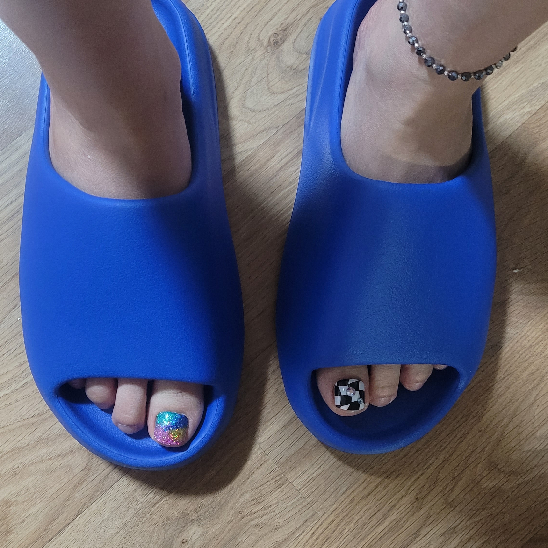 Adidas Yeezy Slide Azure 착용 스타일
