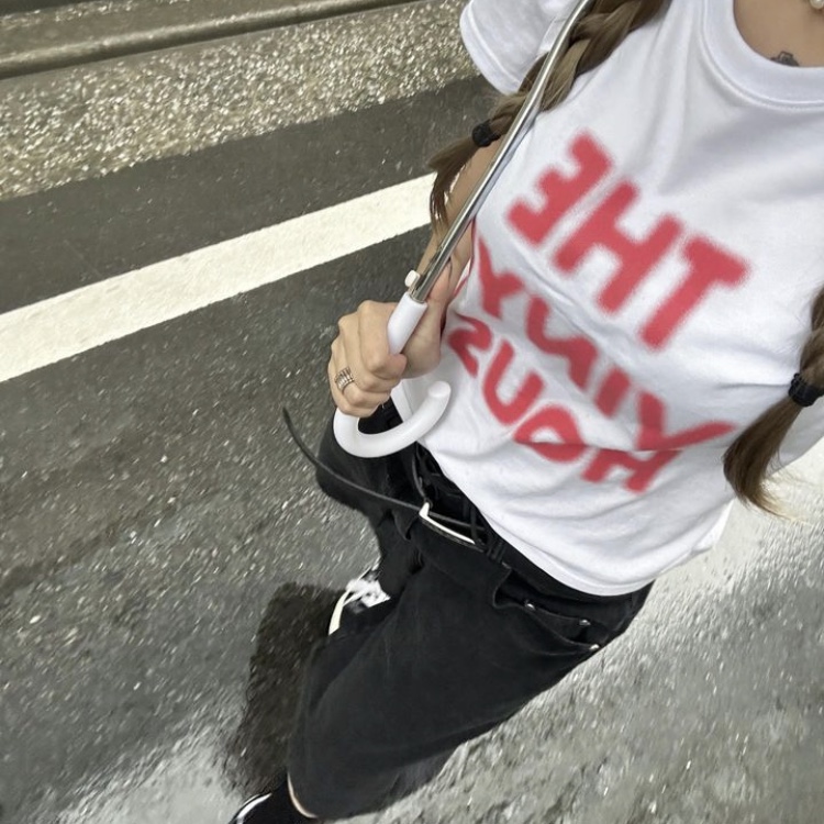 Thevinylhouse Spray Logo T-Shirt White 착용 스타일 - 2