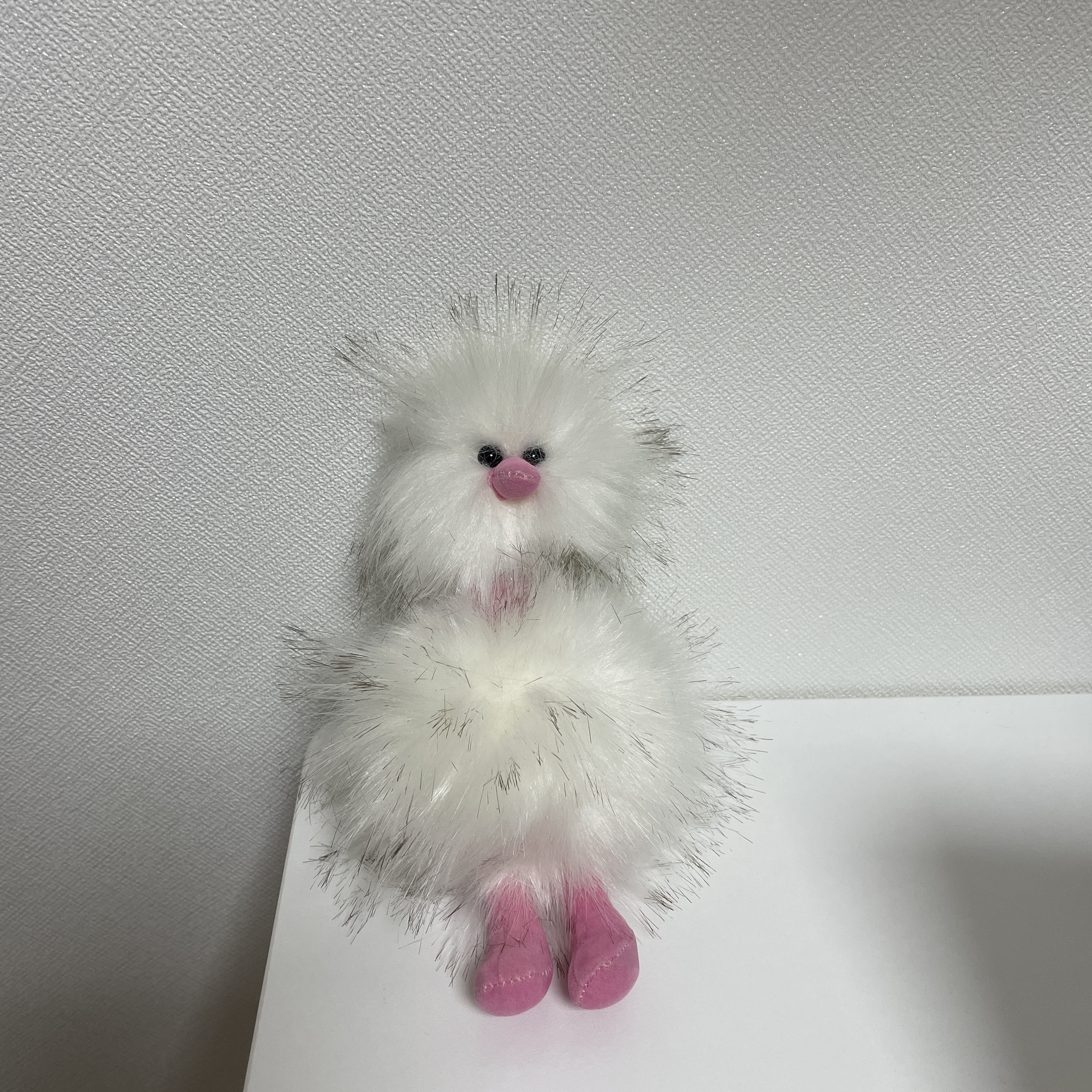 Cosymosy Ugly Bird Keyring White 착용 스타일