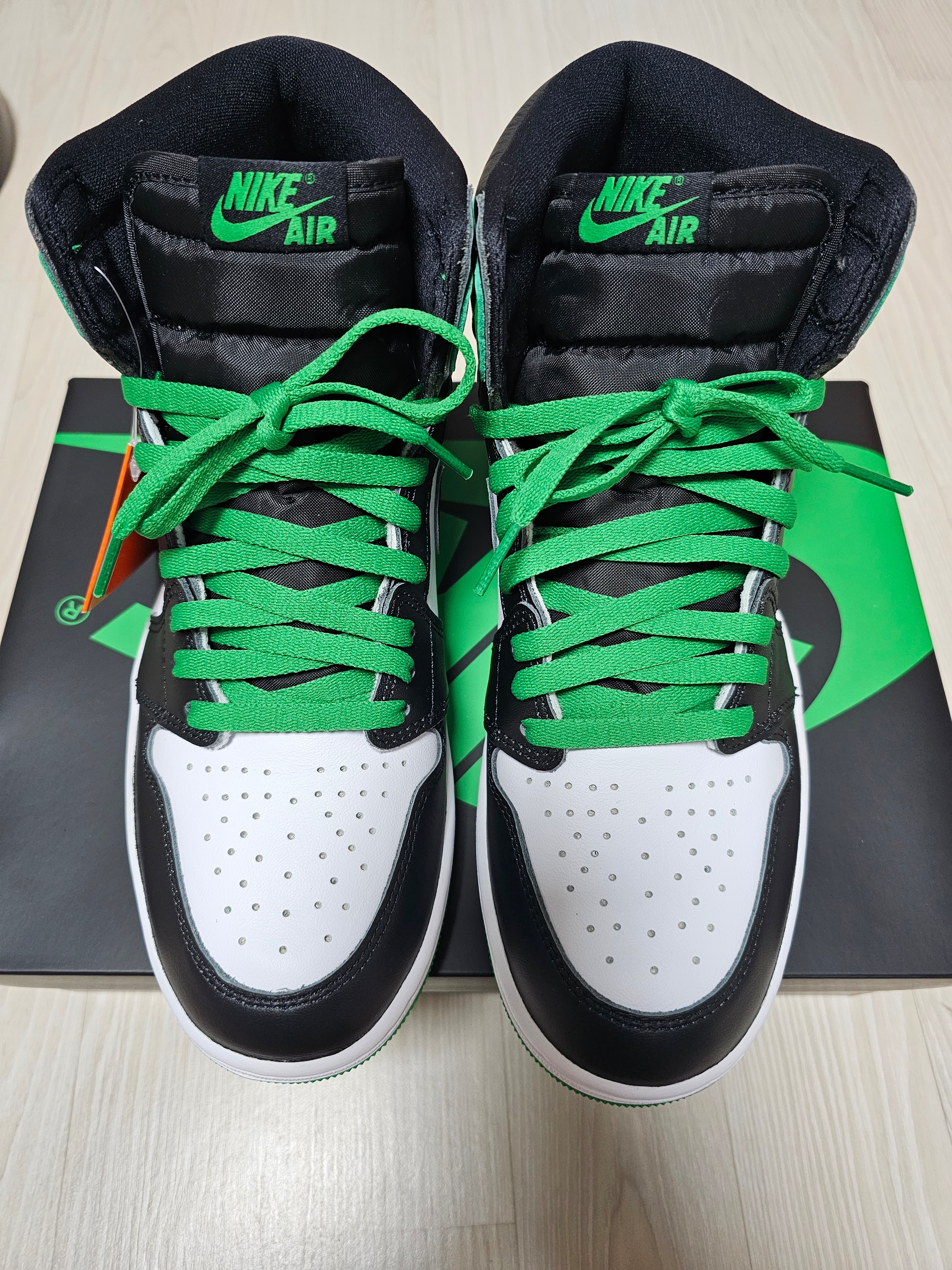 Jordan 1 Retro High OG Black and Lucky Green 착용 스타일 - 3