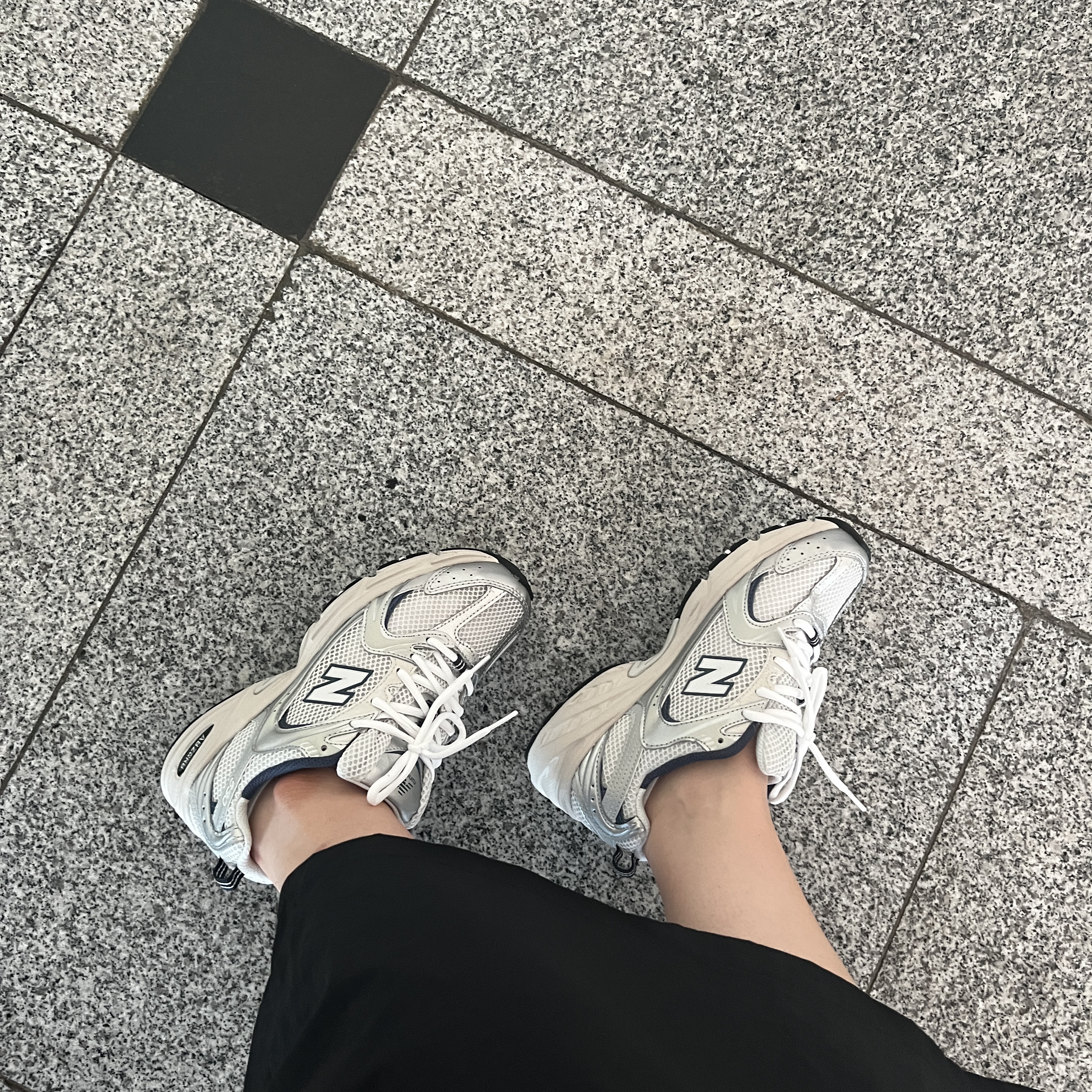 New Balance 530 Steel Grey 착용 스타일