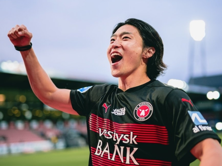 Puma FC Midtjylland 2023/24 Home Track Jersey Black Red (Non Marking Ver.) 착용 스타일 - 2