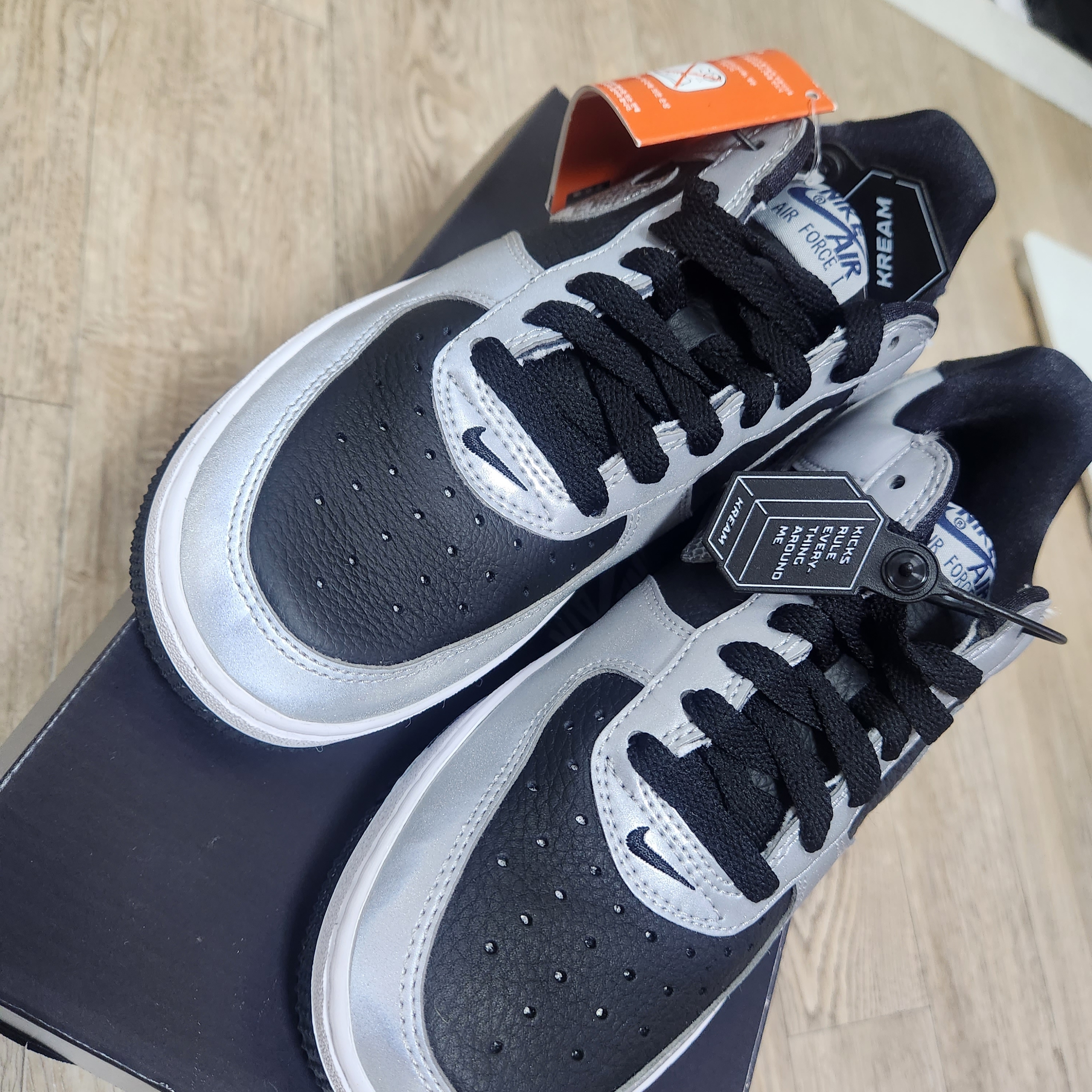Nike Air Force 1 B Silver Snake 착용 스타일 - 2