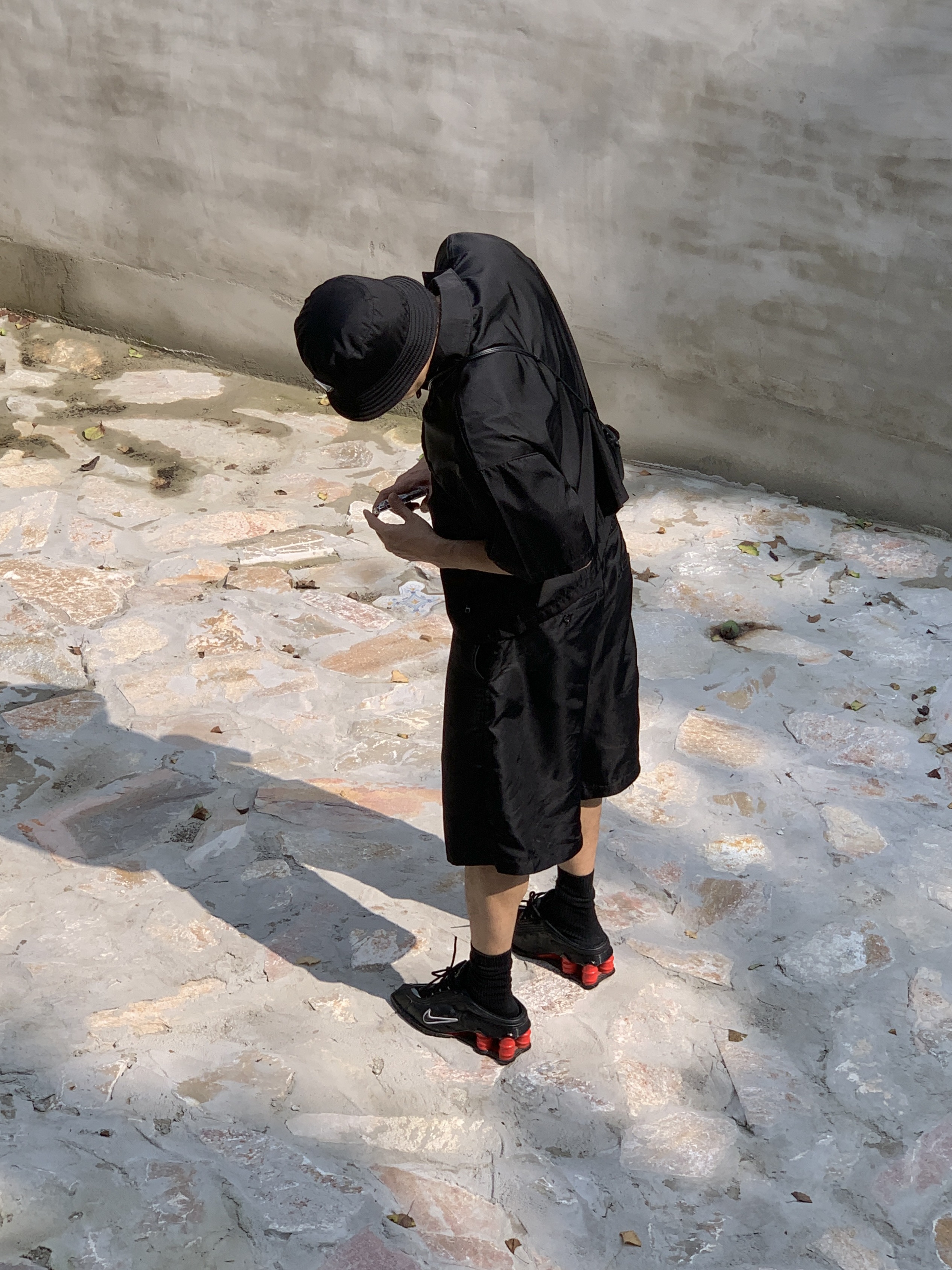 Nike x Martine Rose Shox MR4 Black, Prada Re-Nylon Bucket Hat Black 착용 스타일 - 3