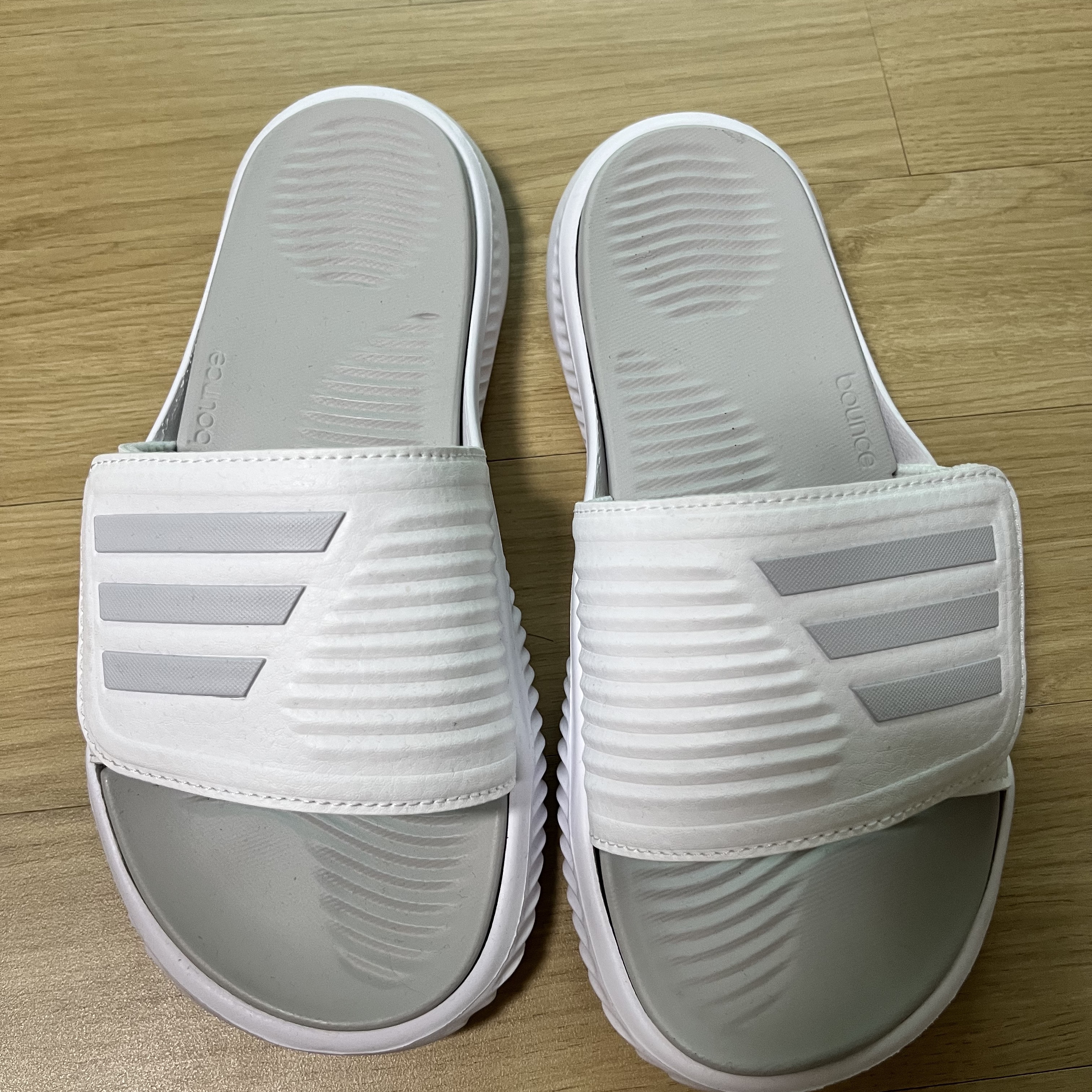 Adidas Alphabounce Slide Cloud White 착용 스타일