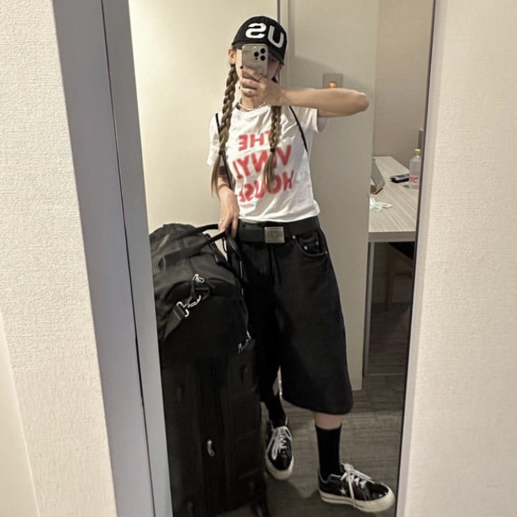 Thevinylhouse Spray Logo T-Shirt White 착용 스타일 - 1