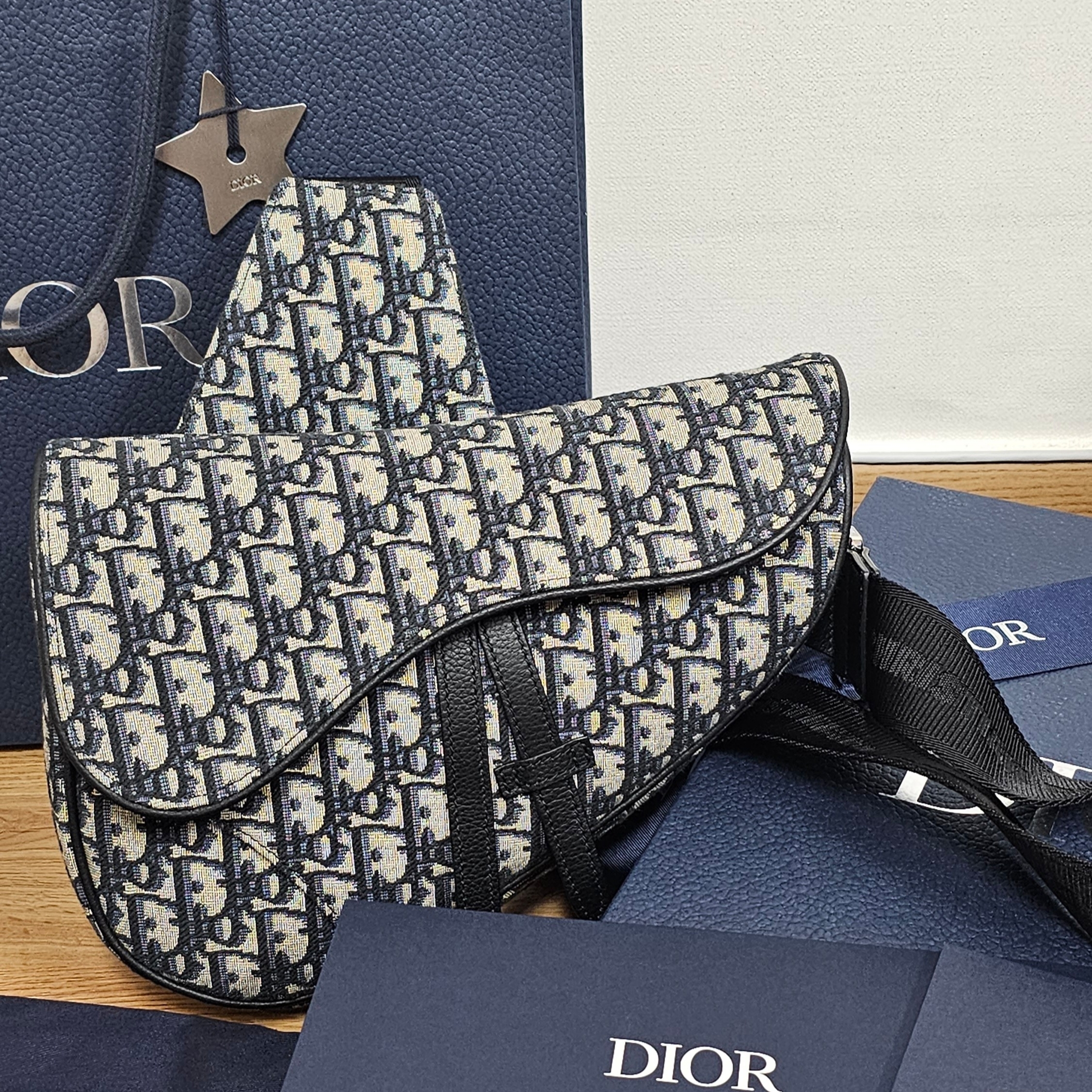 Dior Saddle Bag Beige & Black Dior Oblique Jacquard 착용 스타일