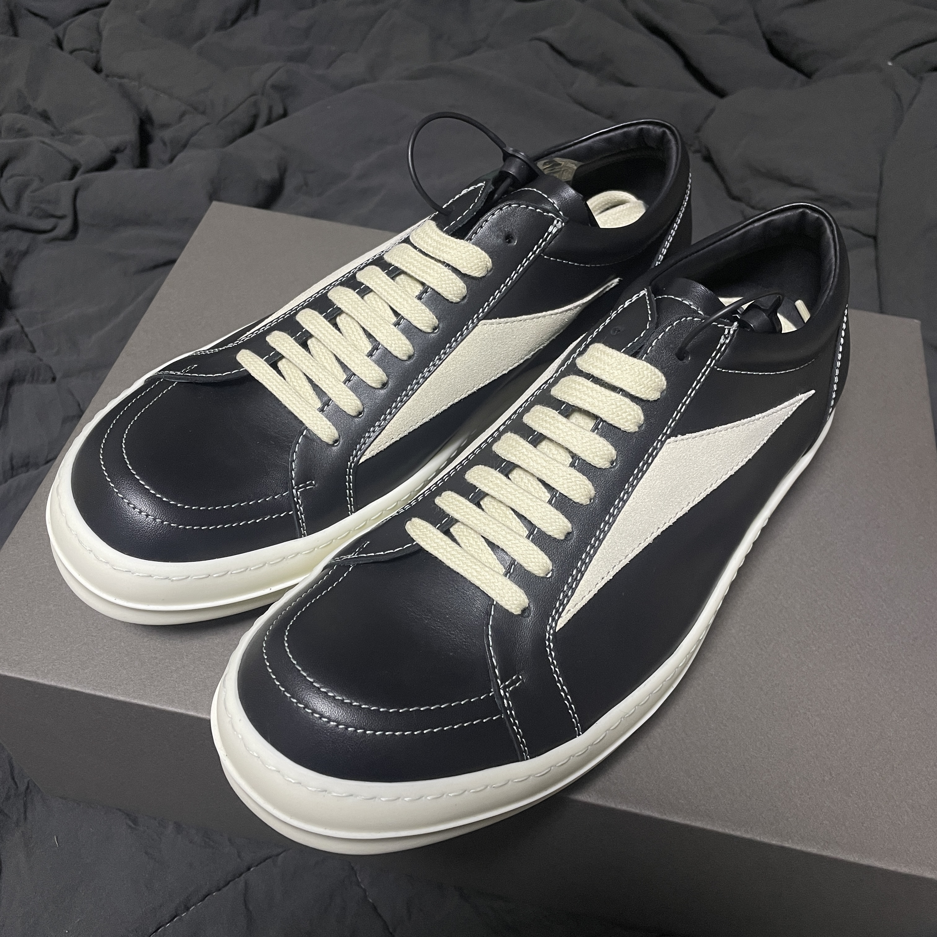 Rick Owens Luxor Vintage Sneakers Black Milk 착용 스타일