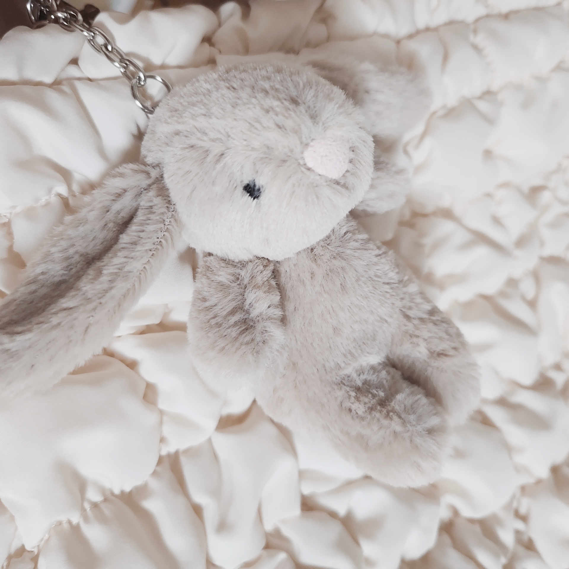 Jellycat Bashful Bunny Bag Charm Beige 착용 스타일