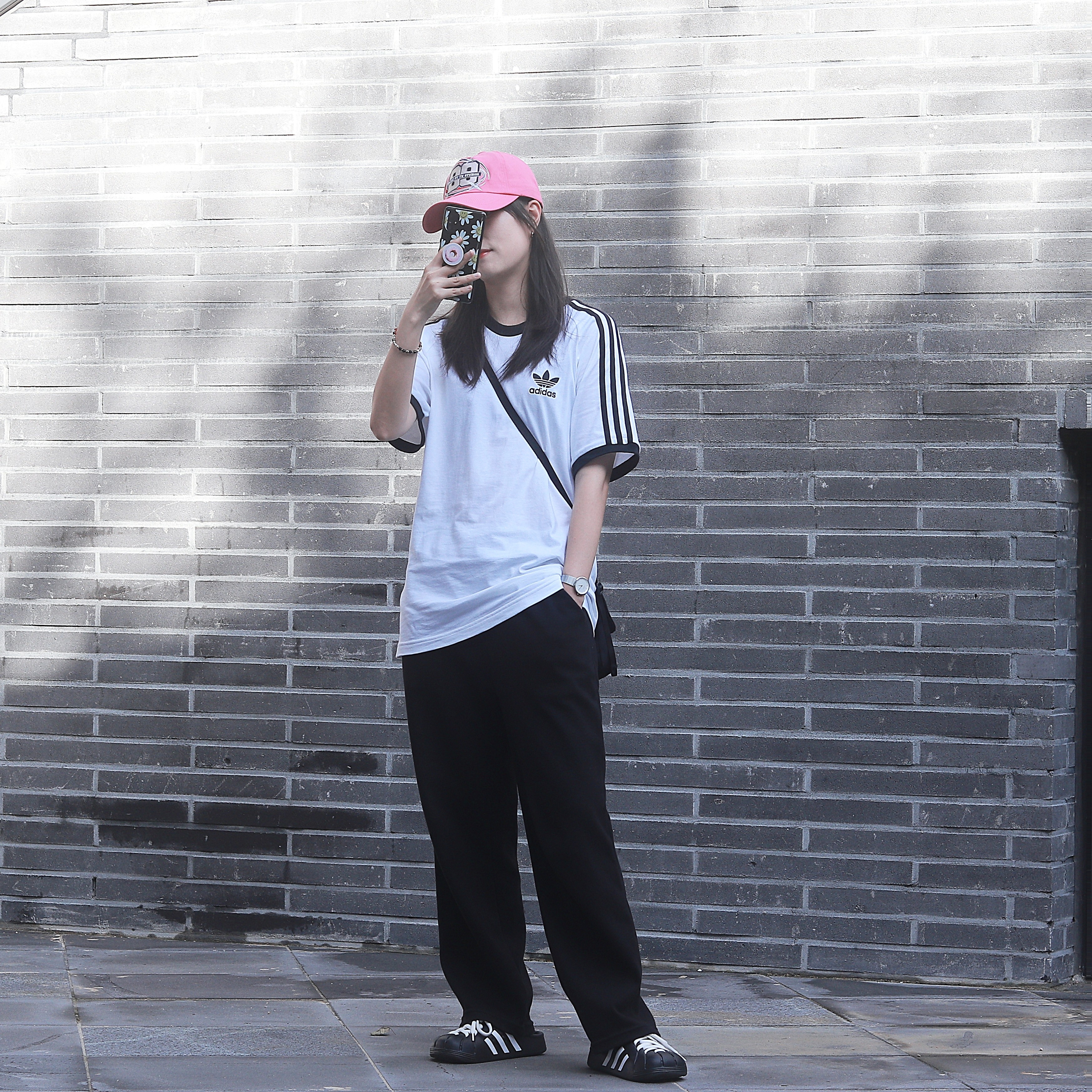 Adidas Adilette Clog Black White 착용 스타일