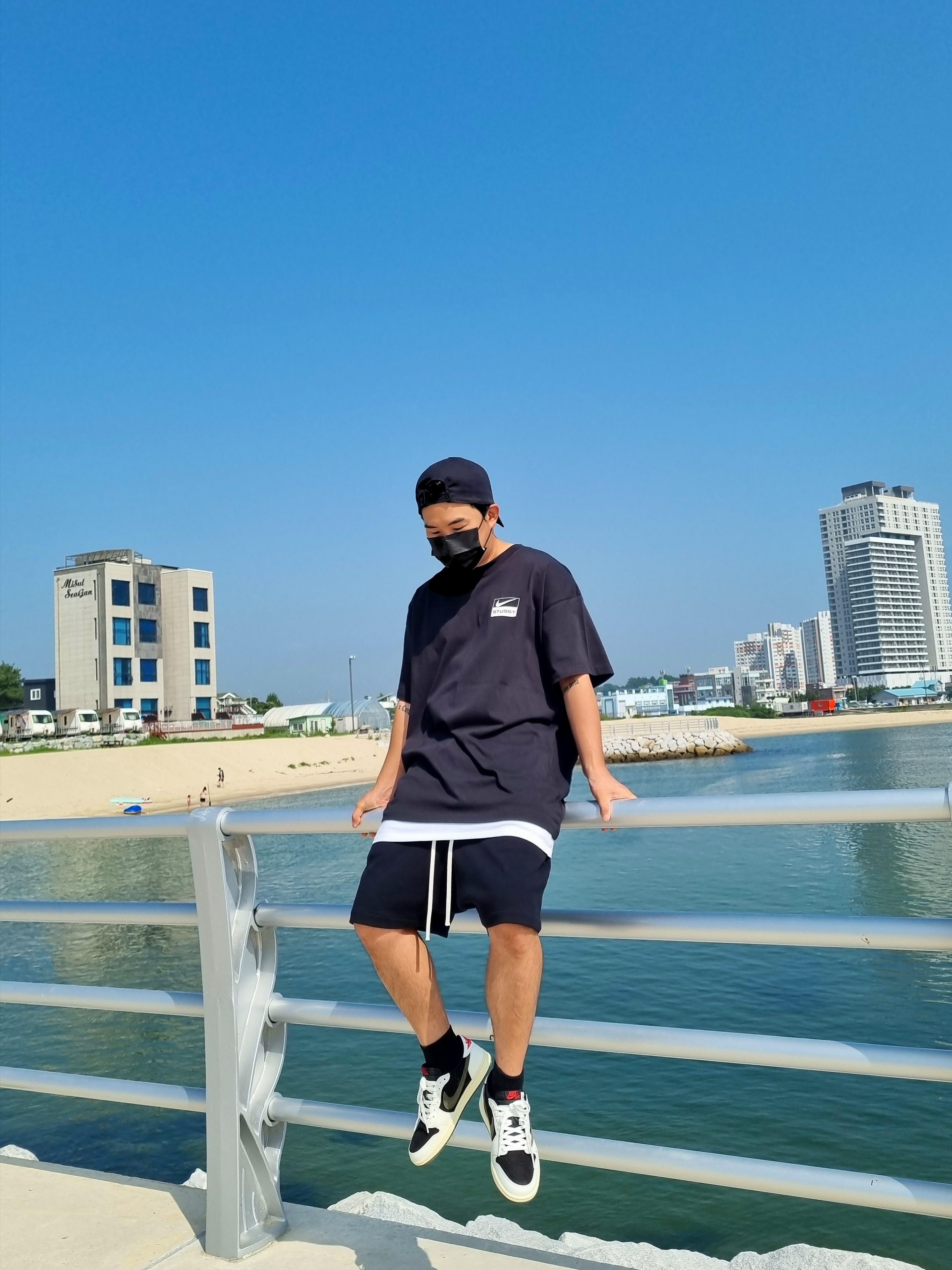 (W) Jordan 1 x Travis Scott Retro Low OG SP Medium Olive, Nike x Stussy SS BR Spiridon T-Shirt Black - US/EU 착용 스타일