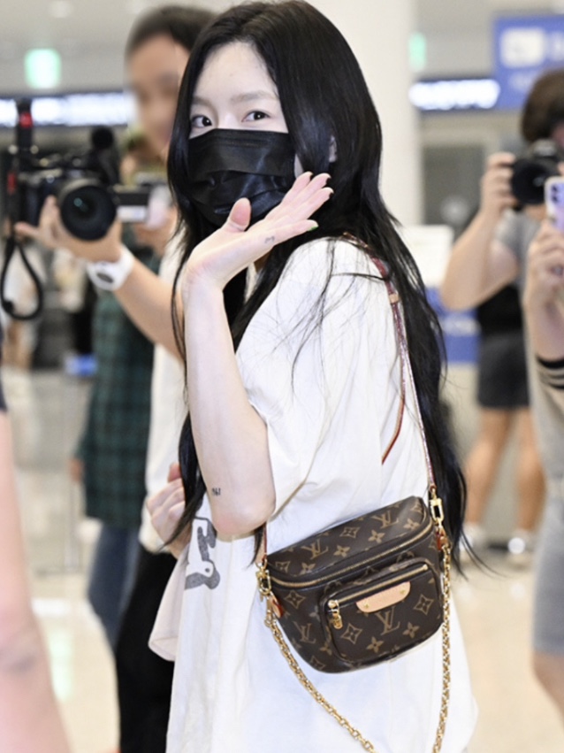 Louis Vuitton Mini Bumbag Monogram 착용 스타일
