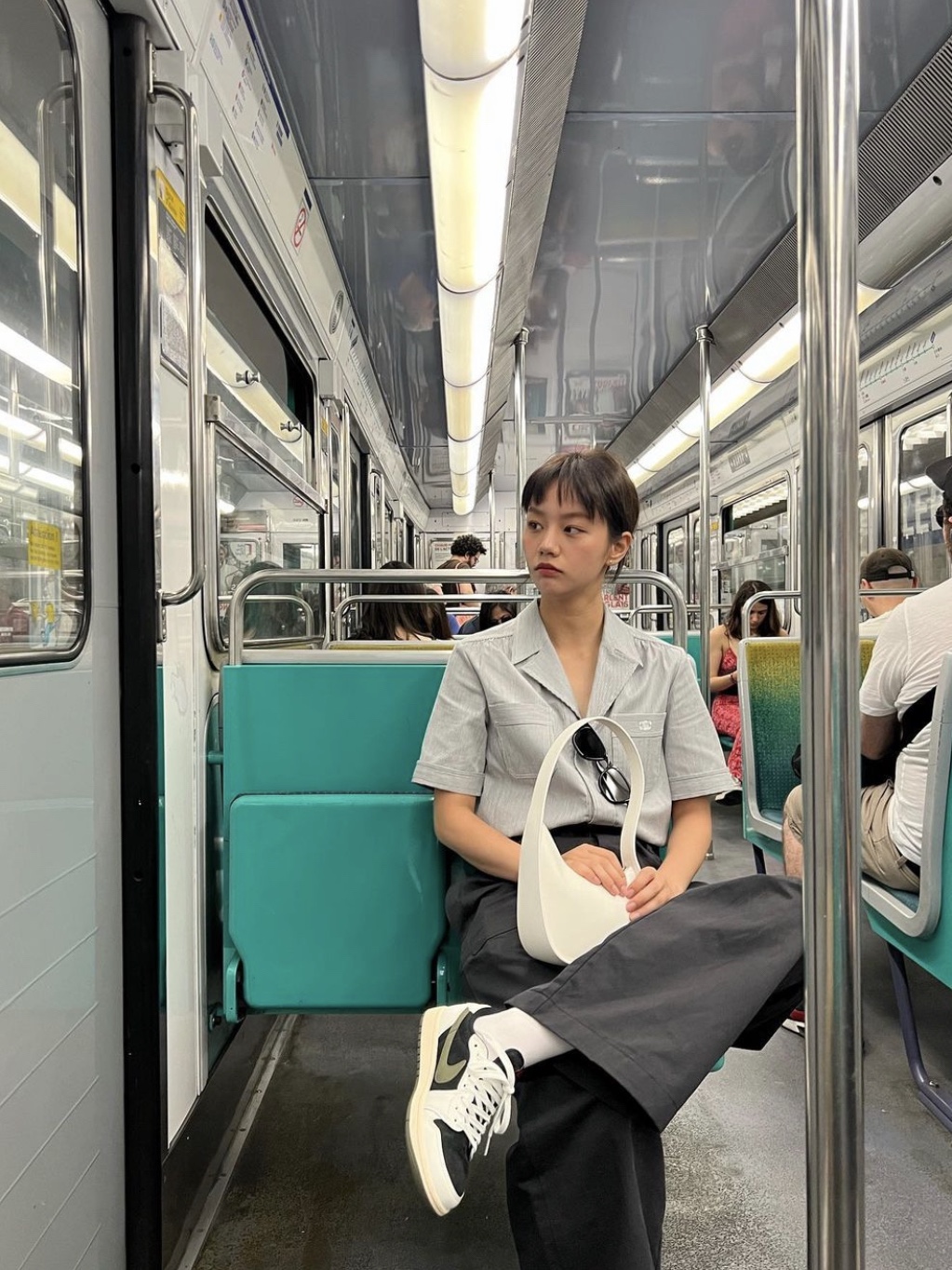 The Row Half Moon Bag in Smooth Calfskin Leather Ivory 착용 스타일