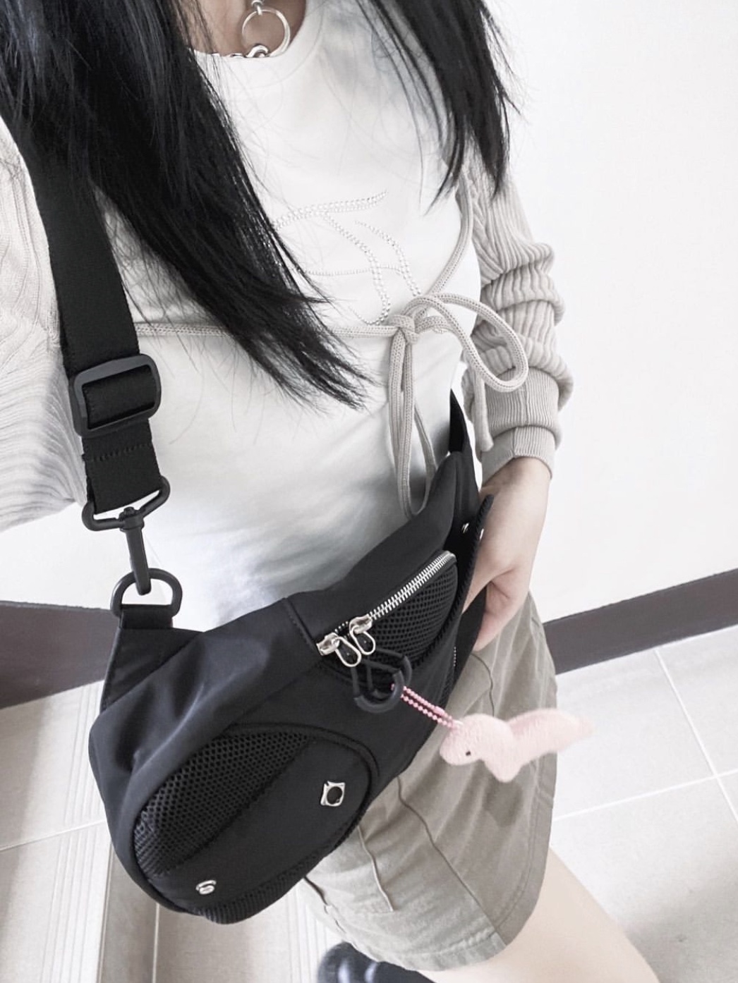 Mischief Foldable Sling Bag Black 착용 스타일