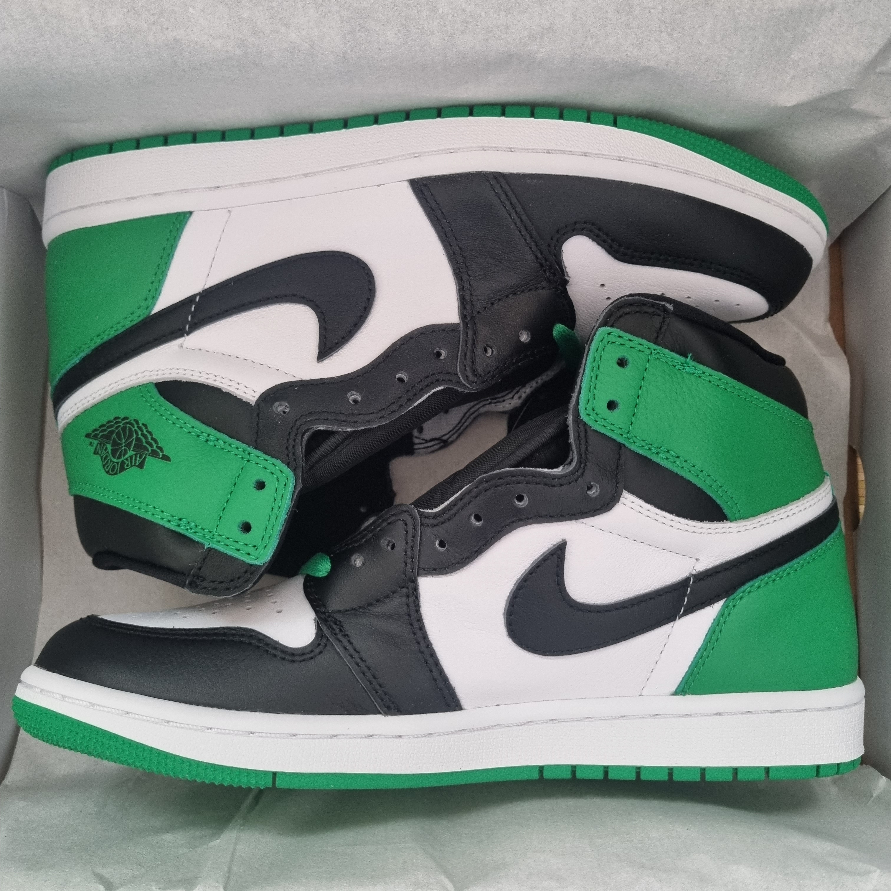 Jordan 1 Retro High OG Black and Lucky Green 착용 스타일