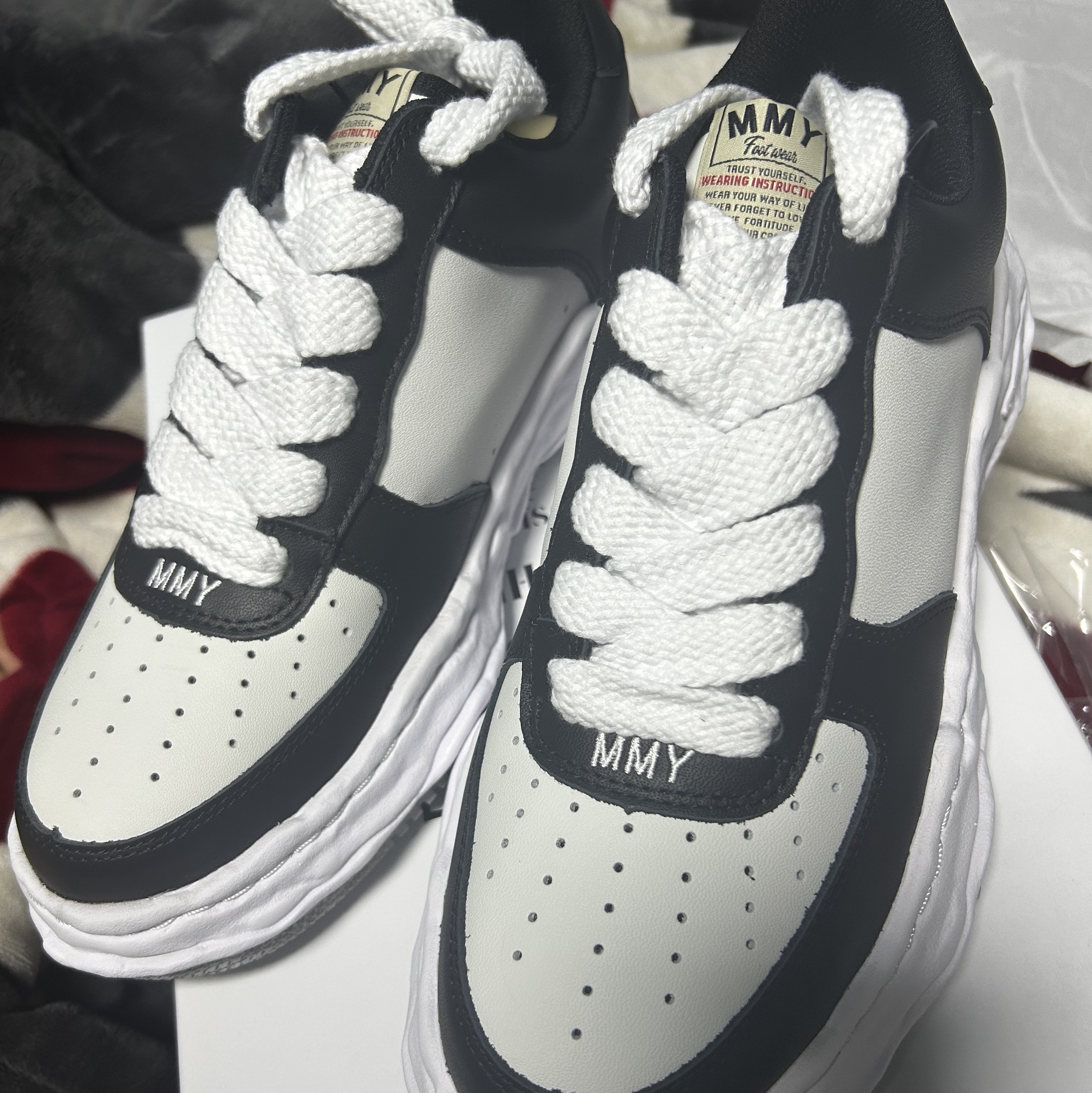 Maison Mihara Yasuhiro Wayne OG Sole Leather Low-top Sneakers Black White 착용 스타일