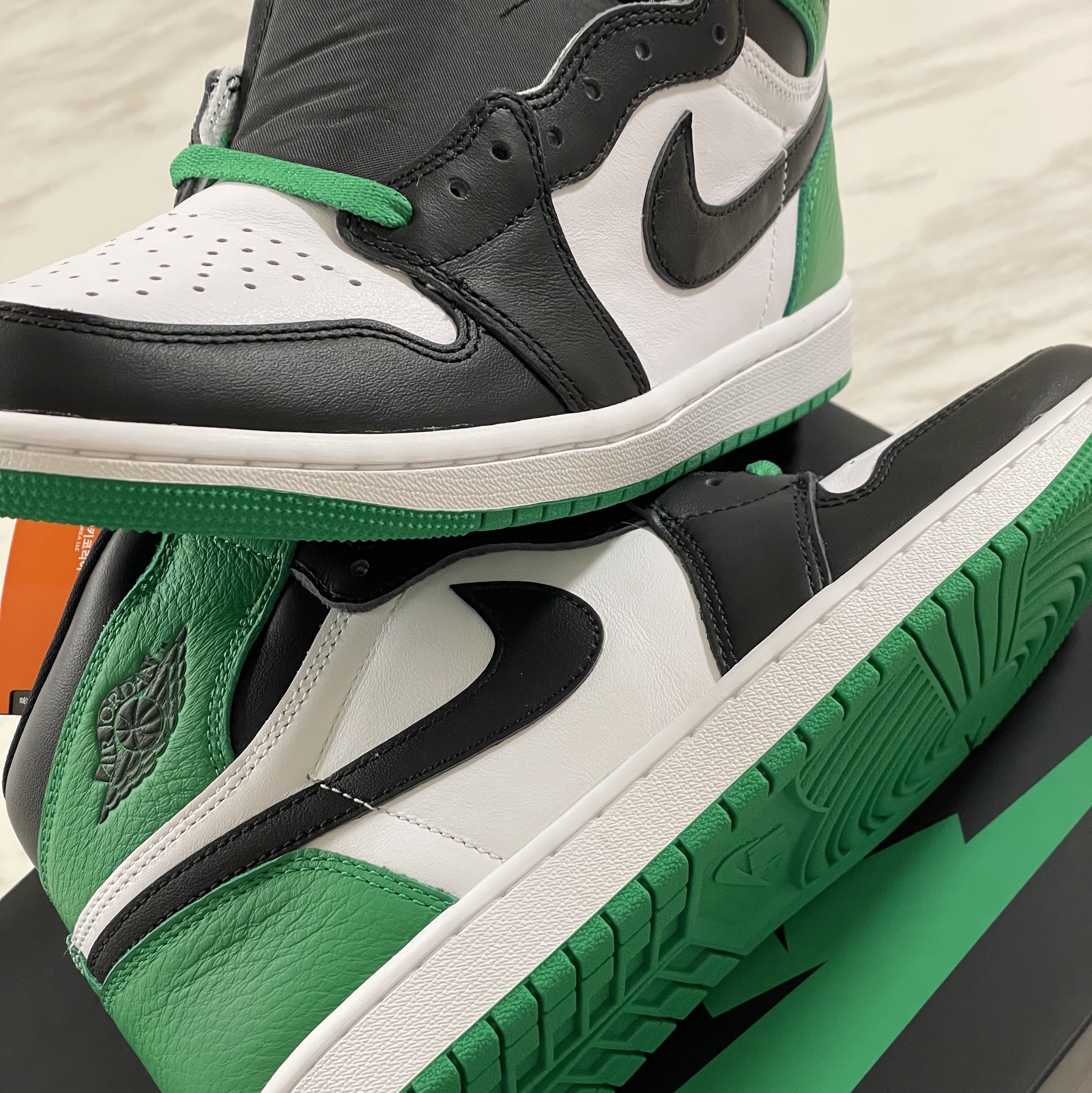 Jordan 1 Retro High OG Black and Lucky Green 착용 스타일 - 4