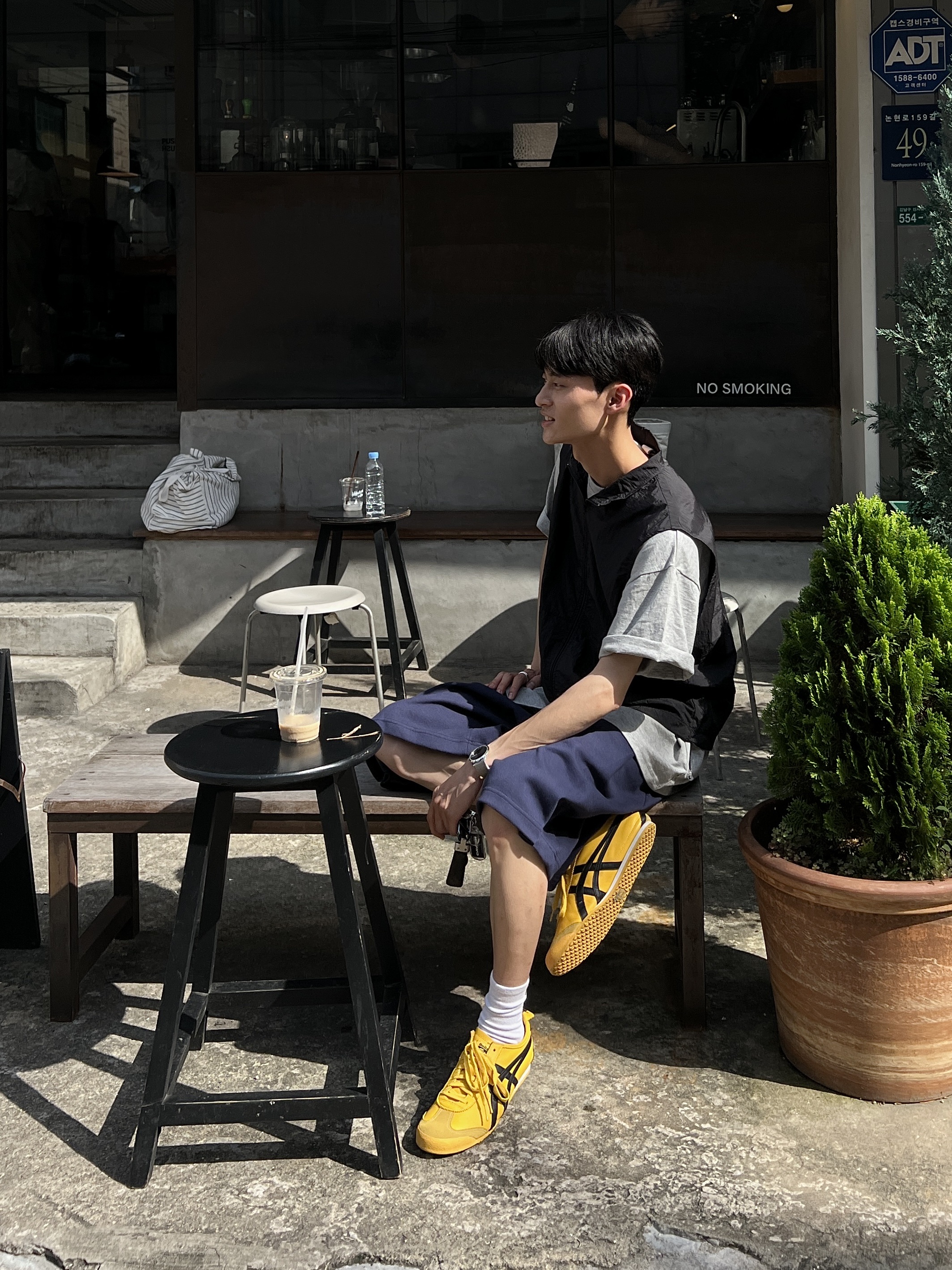 Onitsuka Tiger Mexico 66 Yellow Black, Stussy 8 Ball Keychain Black 착용 스타일