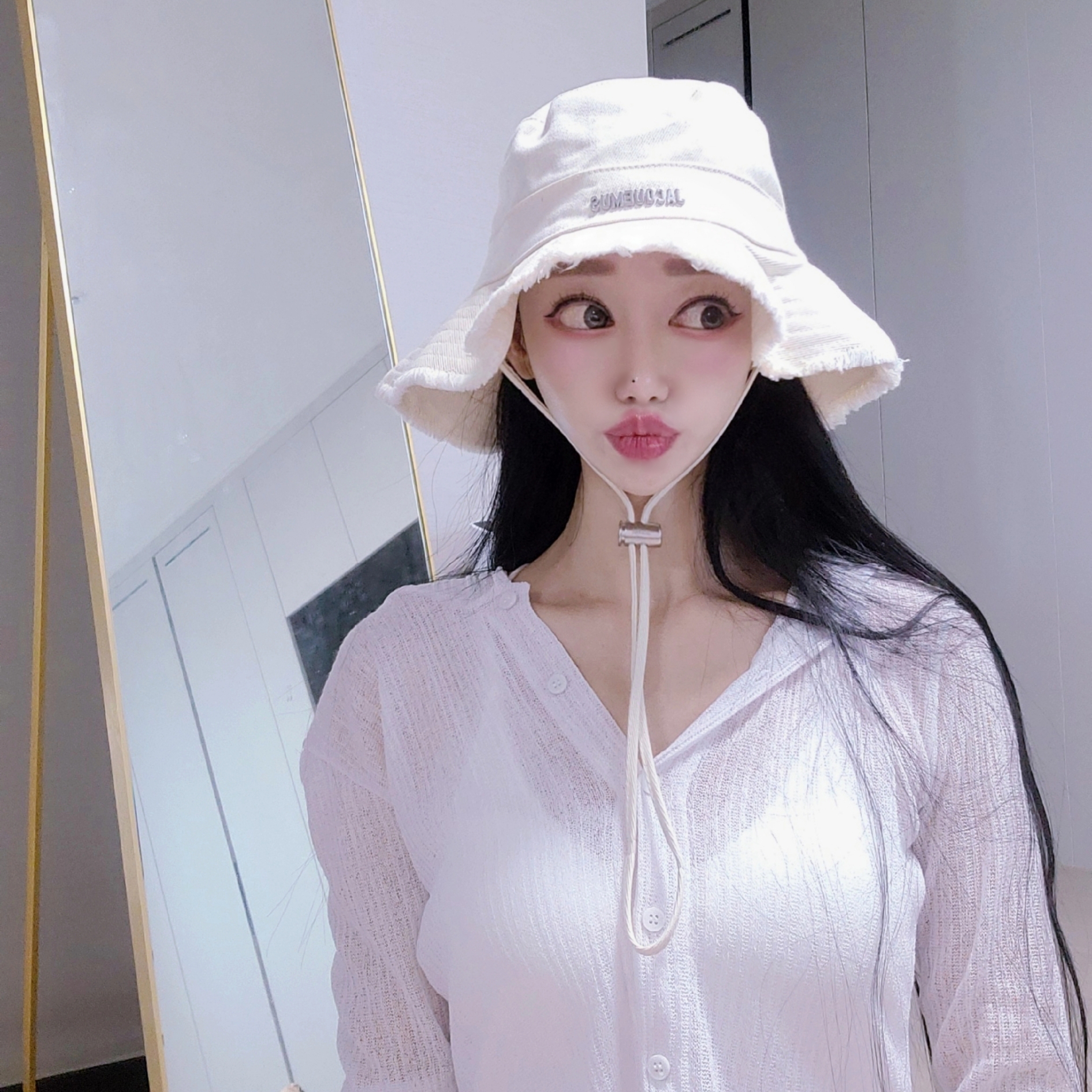 Jacquemus Le Bob Artichaut Bucket Hat Off White 착용 스타일
